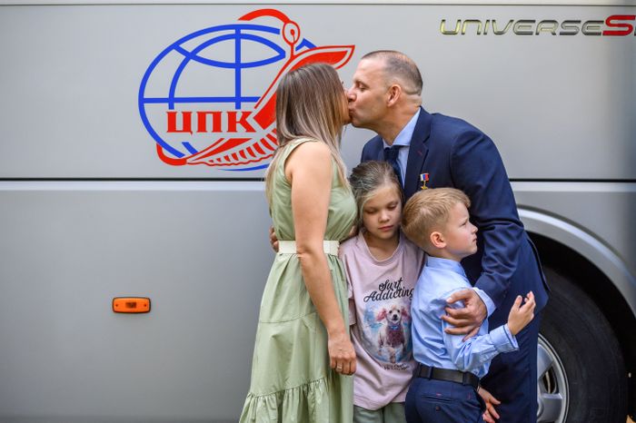 Бортинженер ТПК «Союз МС-26» Иван Вагнер прощается с родными перед стартом