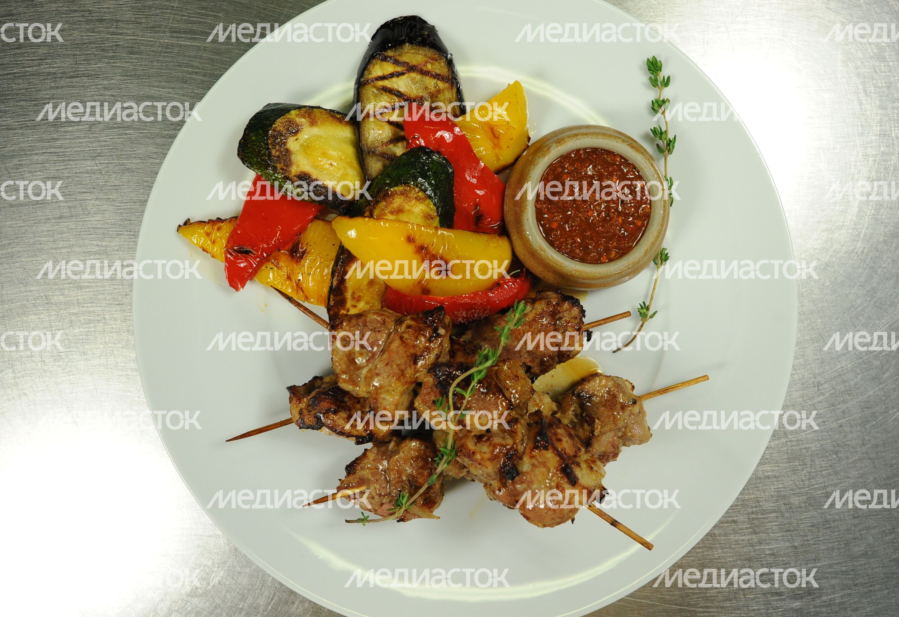 Приготовление шашлыка с овощами