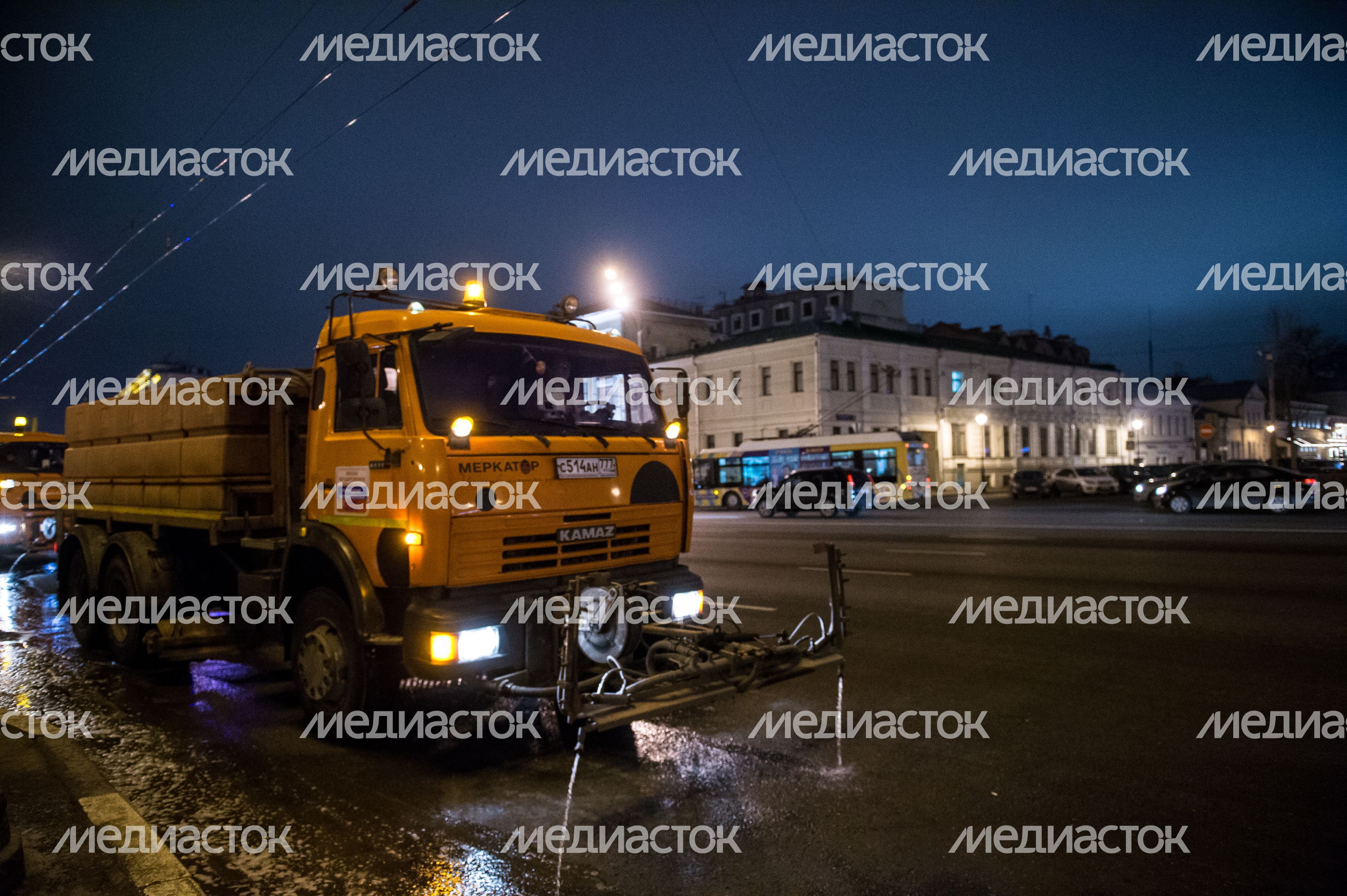 Помывка дорог после зимы в Москве Помывка дорог после зимы в Москве