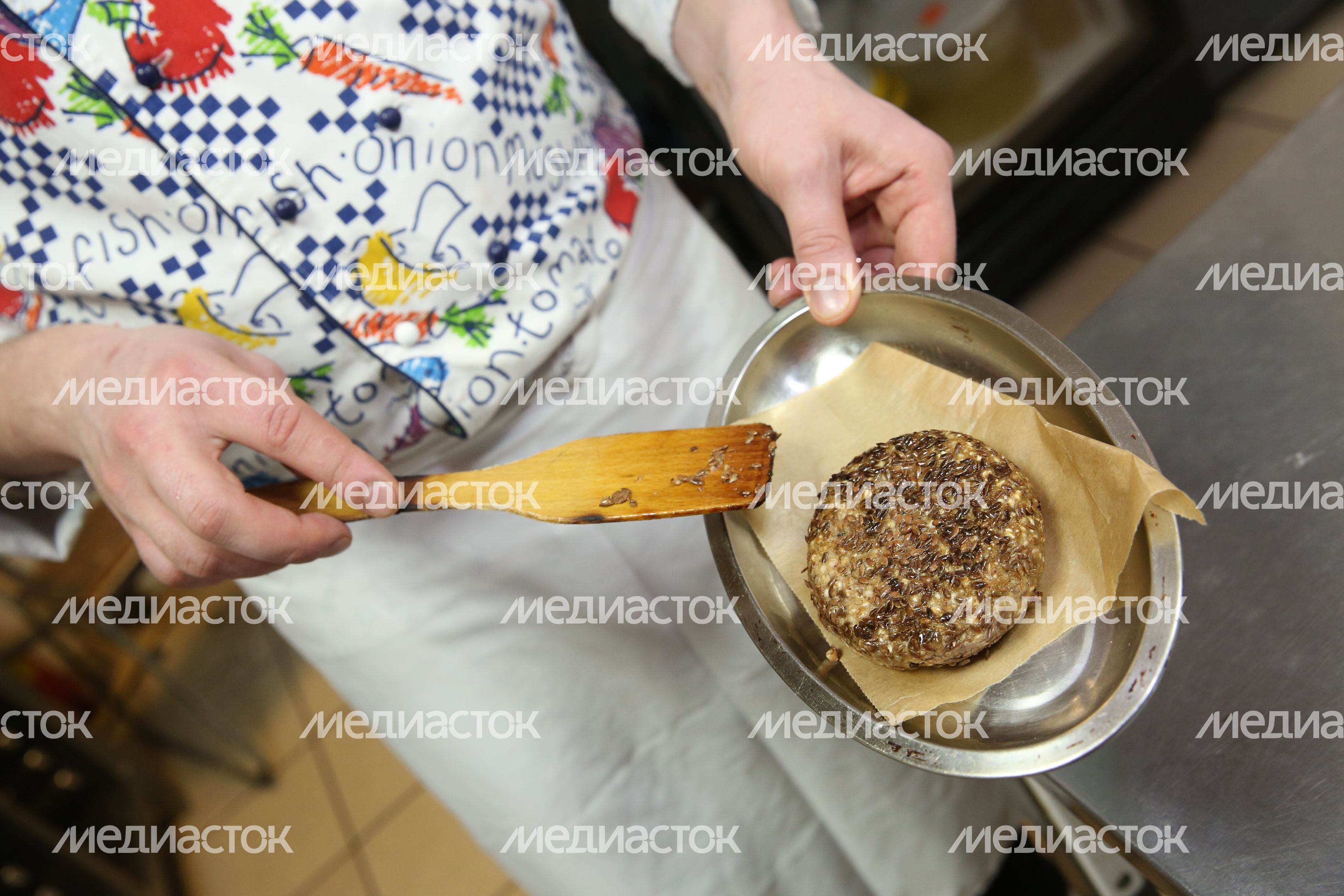 Приготовление постного бургера с помидором