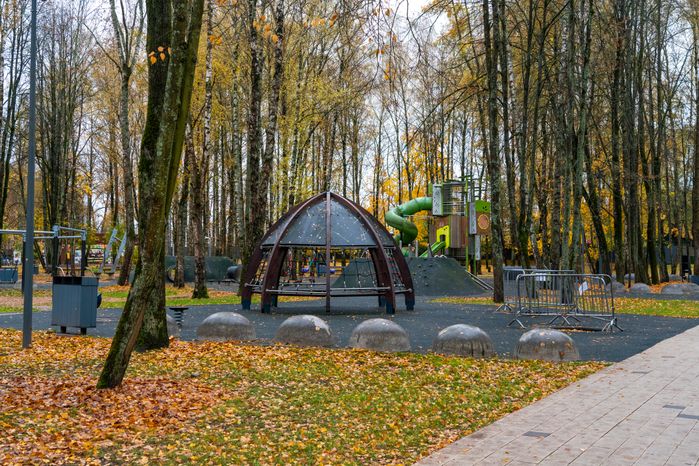 Детская площадка в городском парке культуры и отдыха Солнечногорска осенью