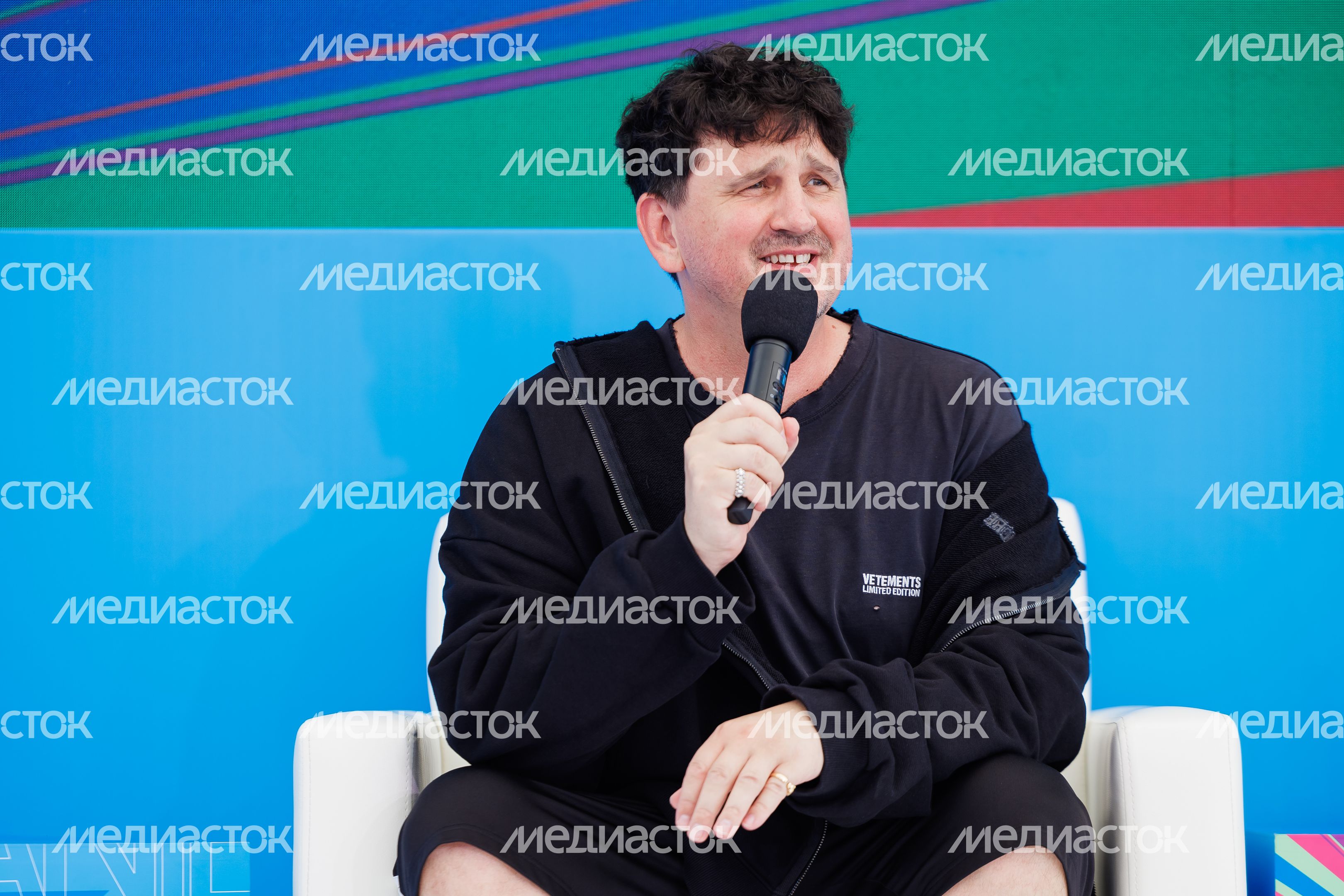 Дизайнер Артем Кривда на VK Fest -2024 Дизайнер Артем Кривда на VK Fest -2024