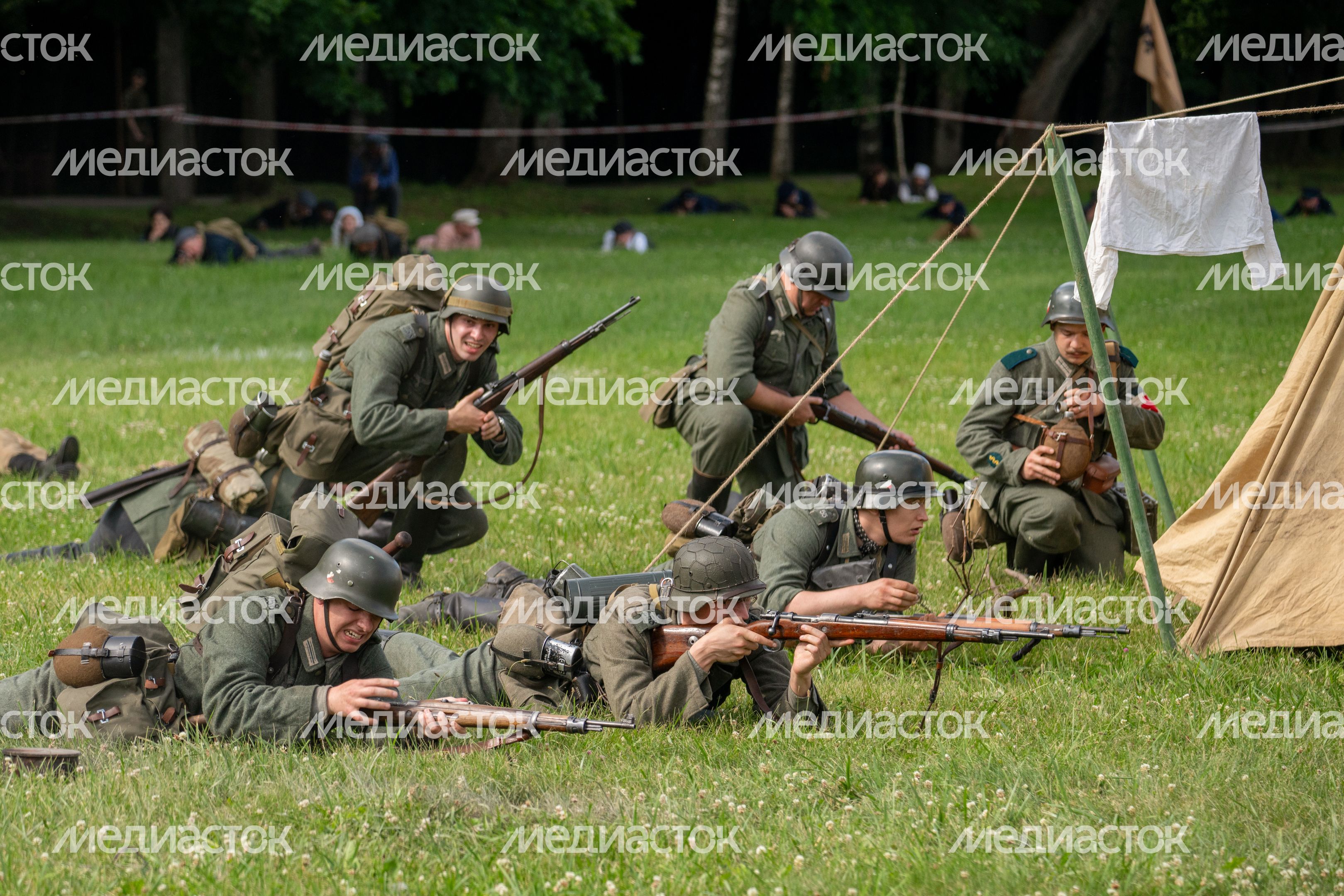Реконструкция боя на военно-историческом фестивале «Ополчение. По зову сердца» в музее-заповеднике «Горки Ленинские» Реконструкция боя на военно-историческом фестивале «Ополчение. По зову сердца» в музее-заповеднике «Горки Ленинские»