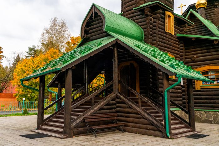 Храм Серафима Саровского в дачном поселке Снегири в Истре