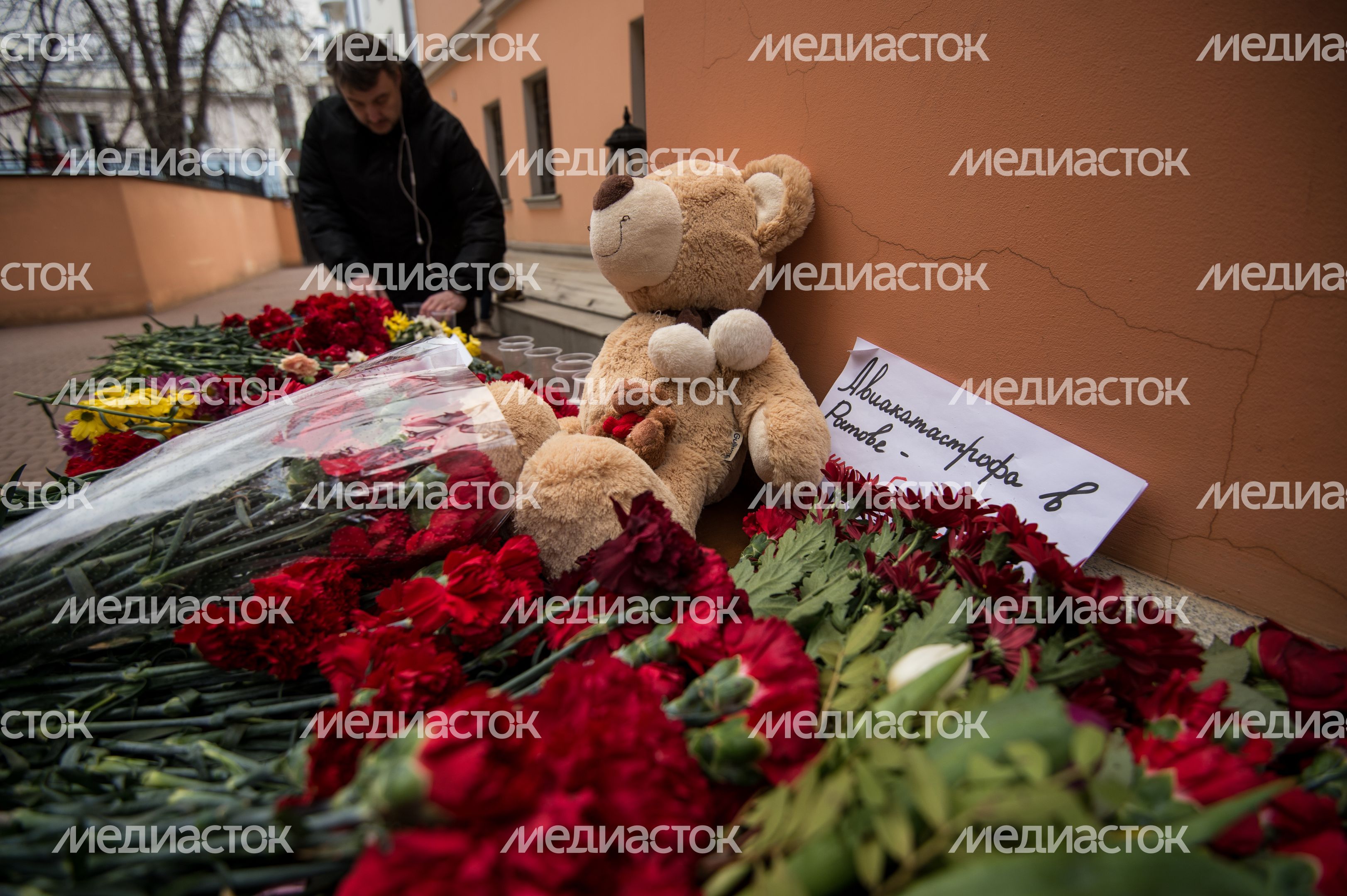 Москвичи несут цветы в знак скорби по погибшим в авиакатастрофе в Ростове-на-Дону