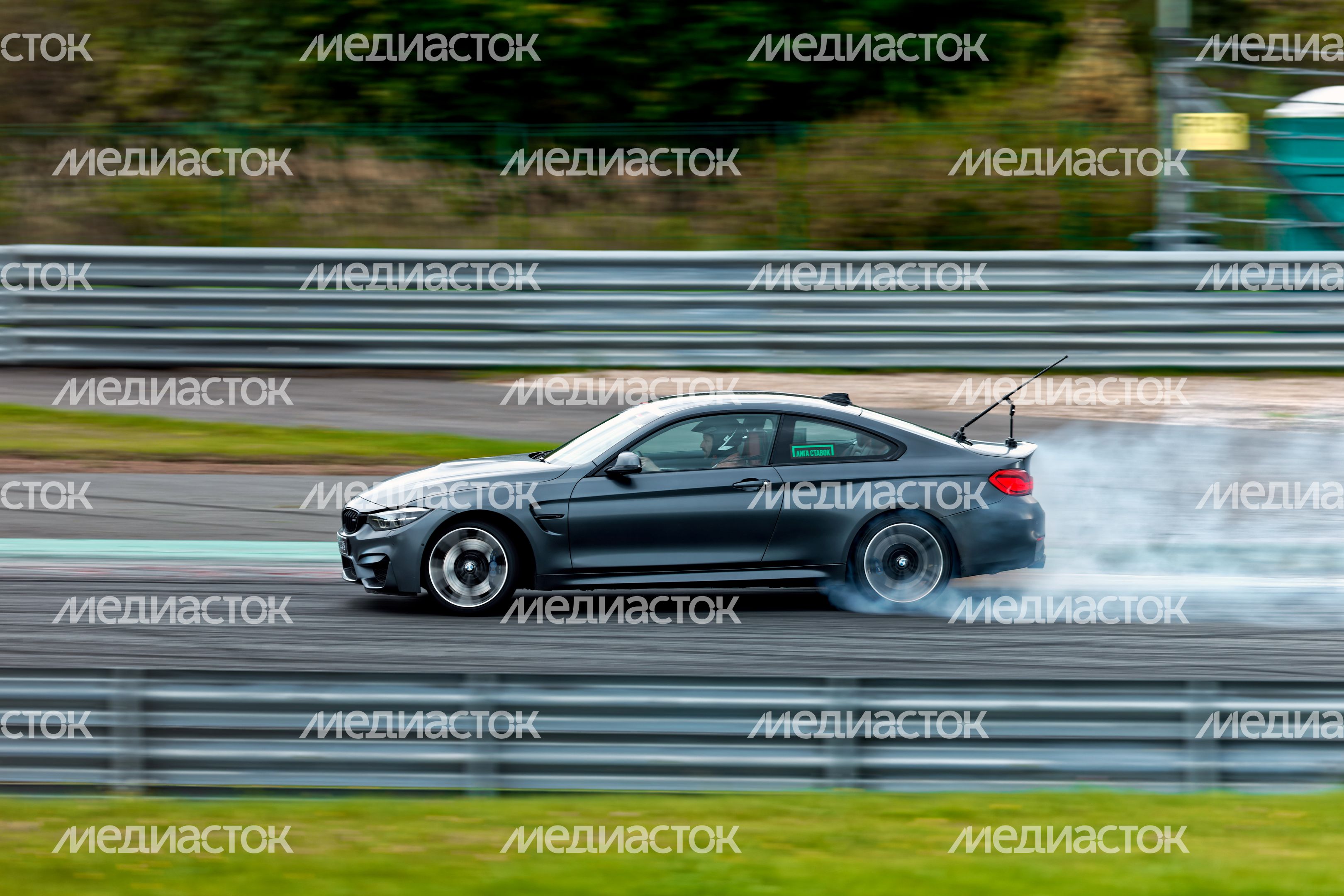 Дрифт-гонка автомобилей по автодрому Moscow Raceway на фестивале «Дрифт Экспо» в Волоколамске Дрифт-гонка автомобилей по автодрому Moscow Raceway на фестивале «Дрифт Экспо» в Волоколамске