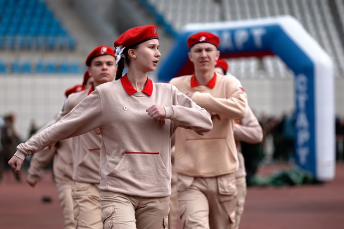 Смотр строя и песни показали школьники в военно-патриотической игре «Наследники Победы» в Подольске