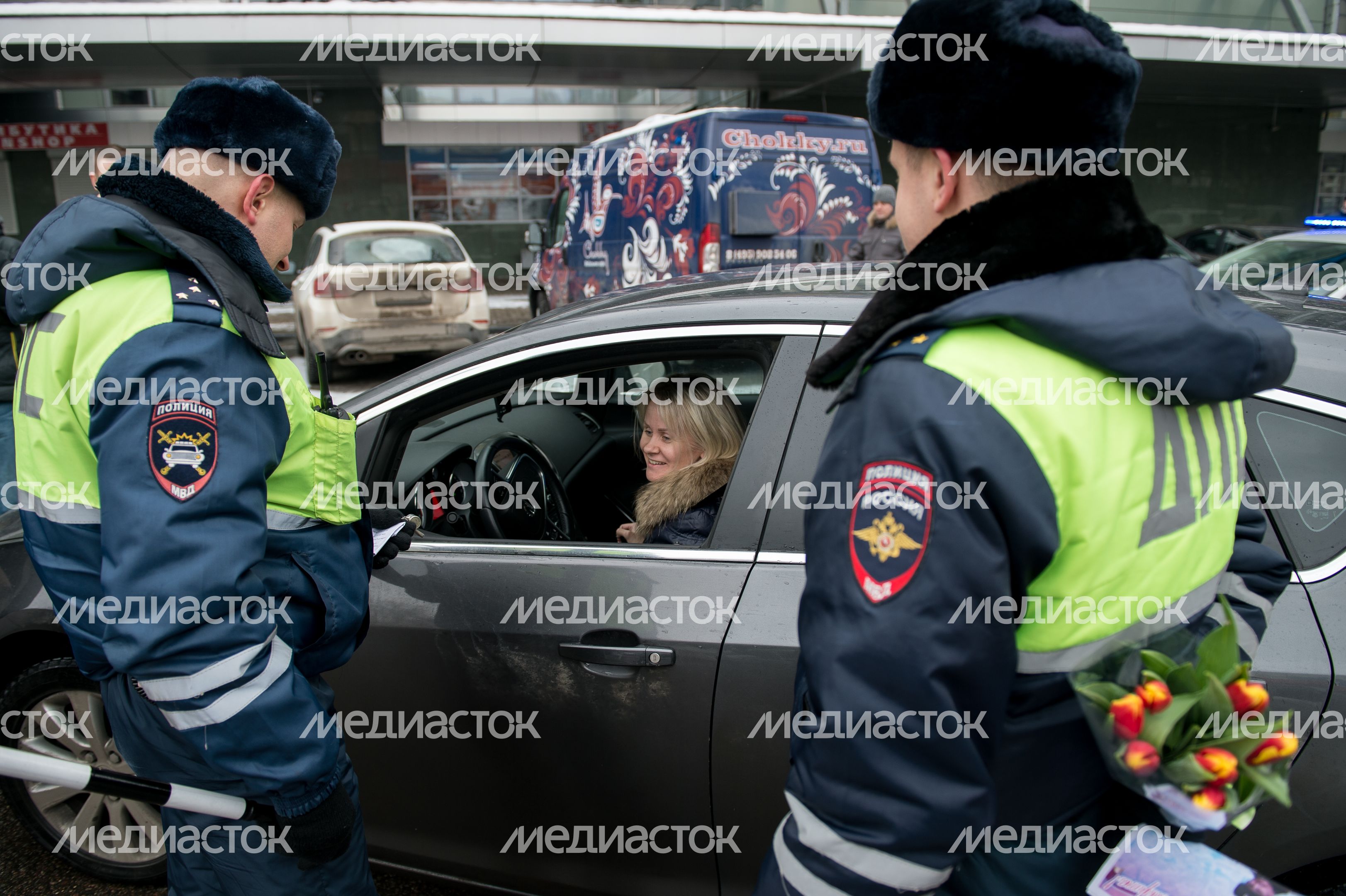 Сотрудники ГИБДД поздравляют женщин в преддверии 8 марта