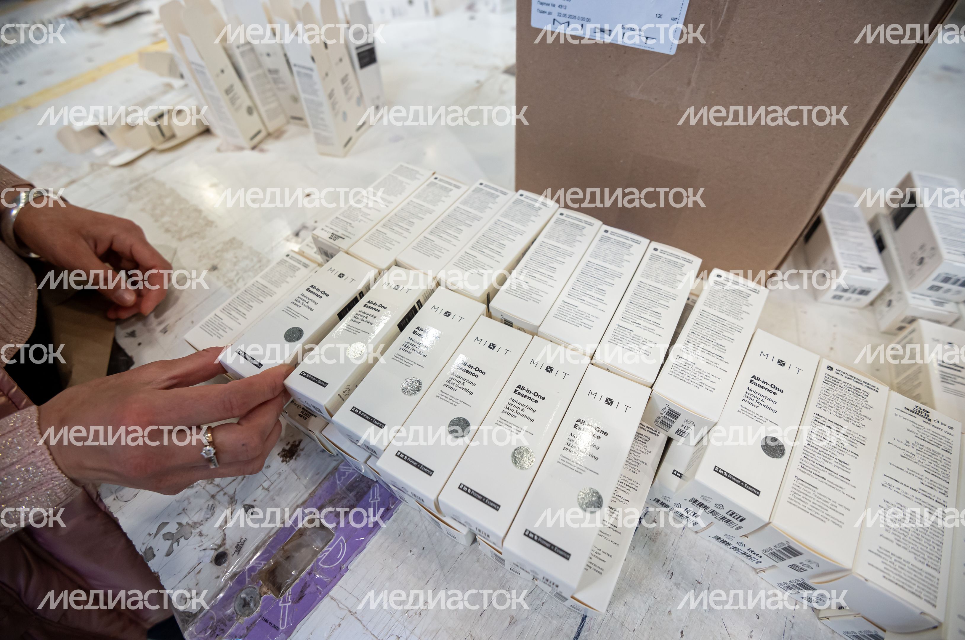 Процесс работы фабрики косметического бренда Mixit