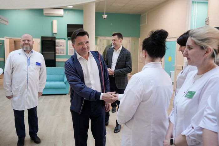 Андрей Воробьев проверил готовность детской поликлиники в Чехове к открытию