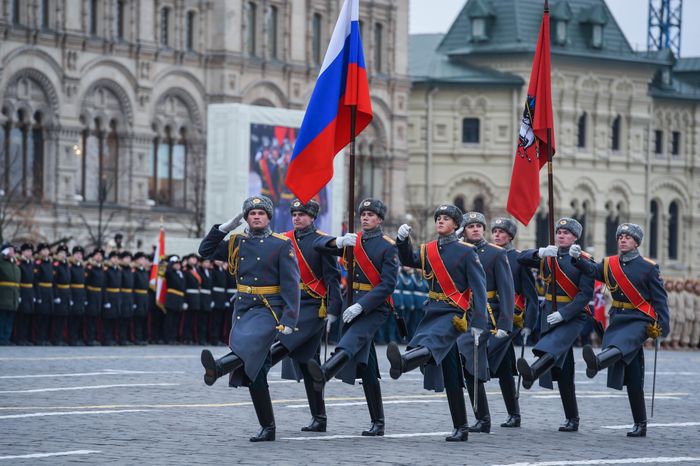 Торжественный марш в честь парада 1941 года на Красной площади в Москве