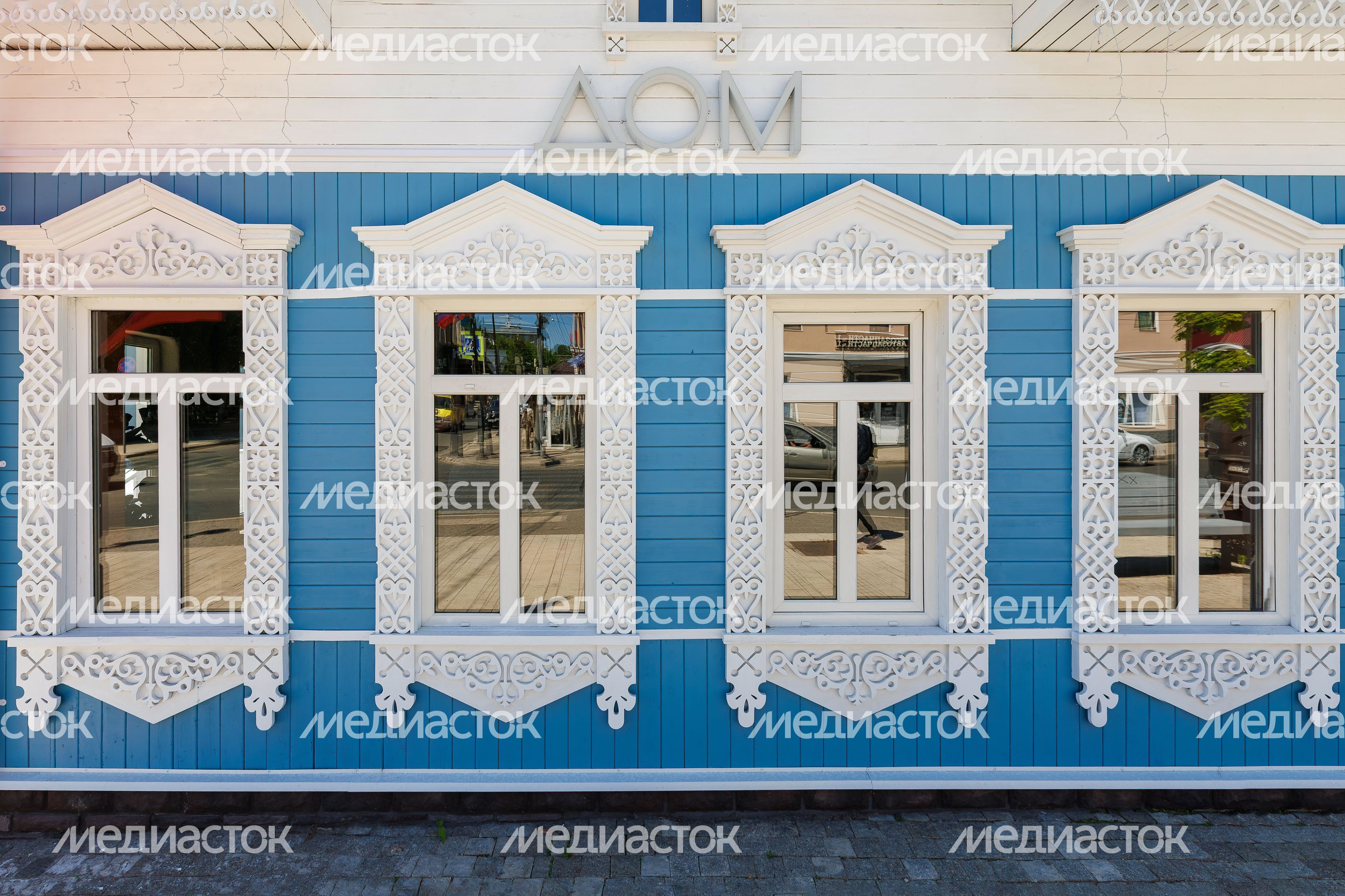 Летние виды улицы Московской со старинными домами в Звенигороде