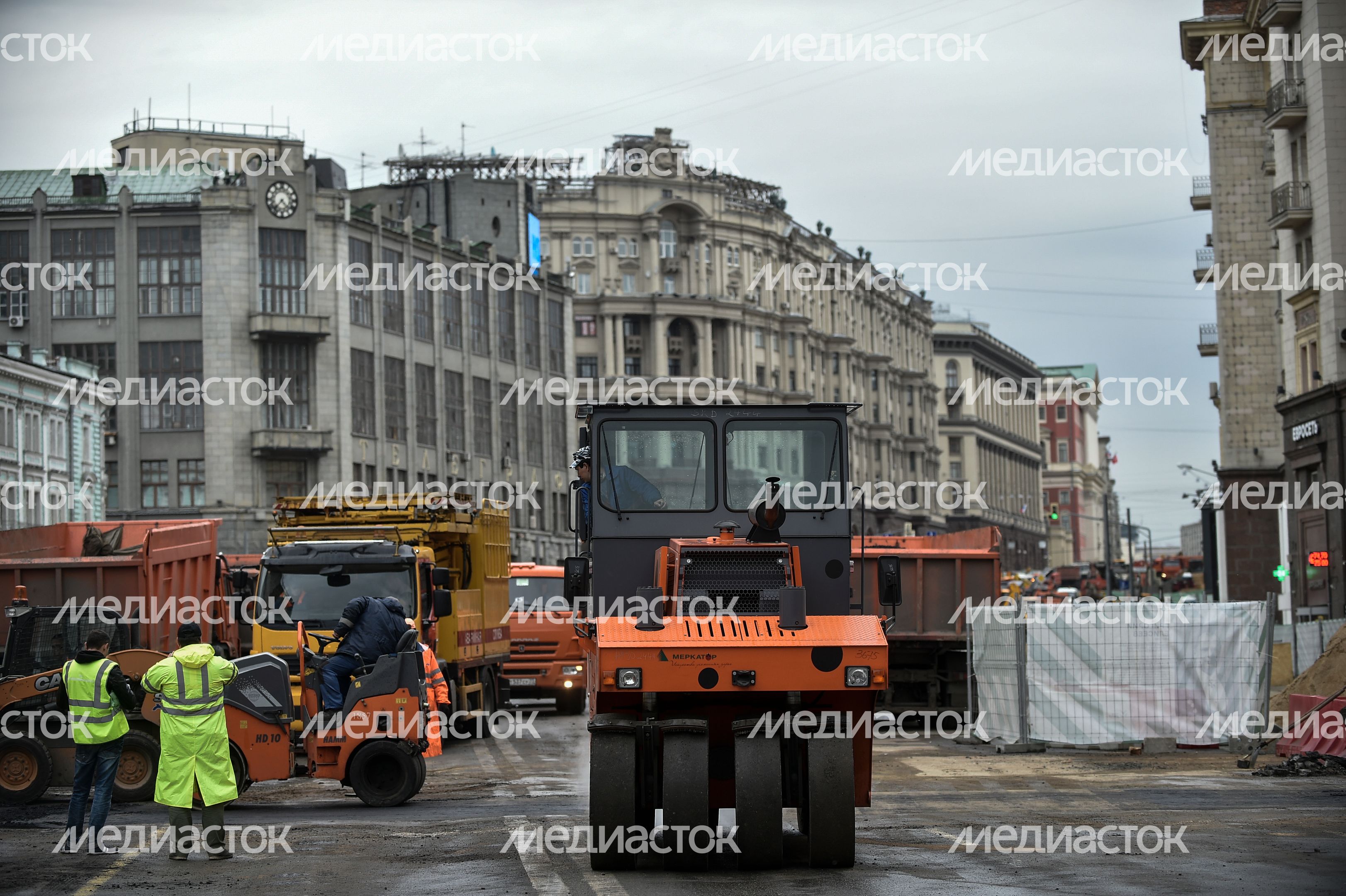 Дорожные работы на Тверской улице в Москве