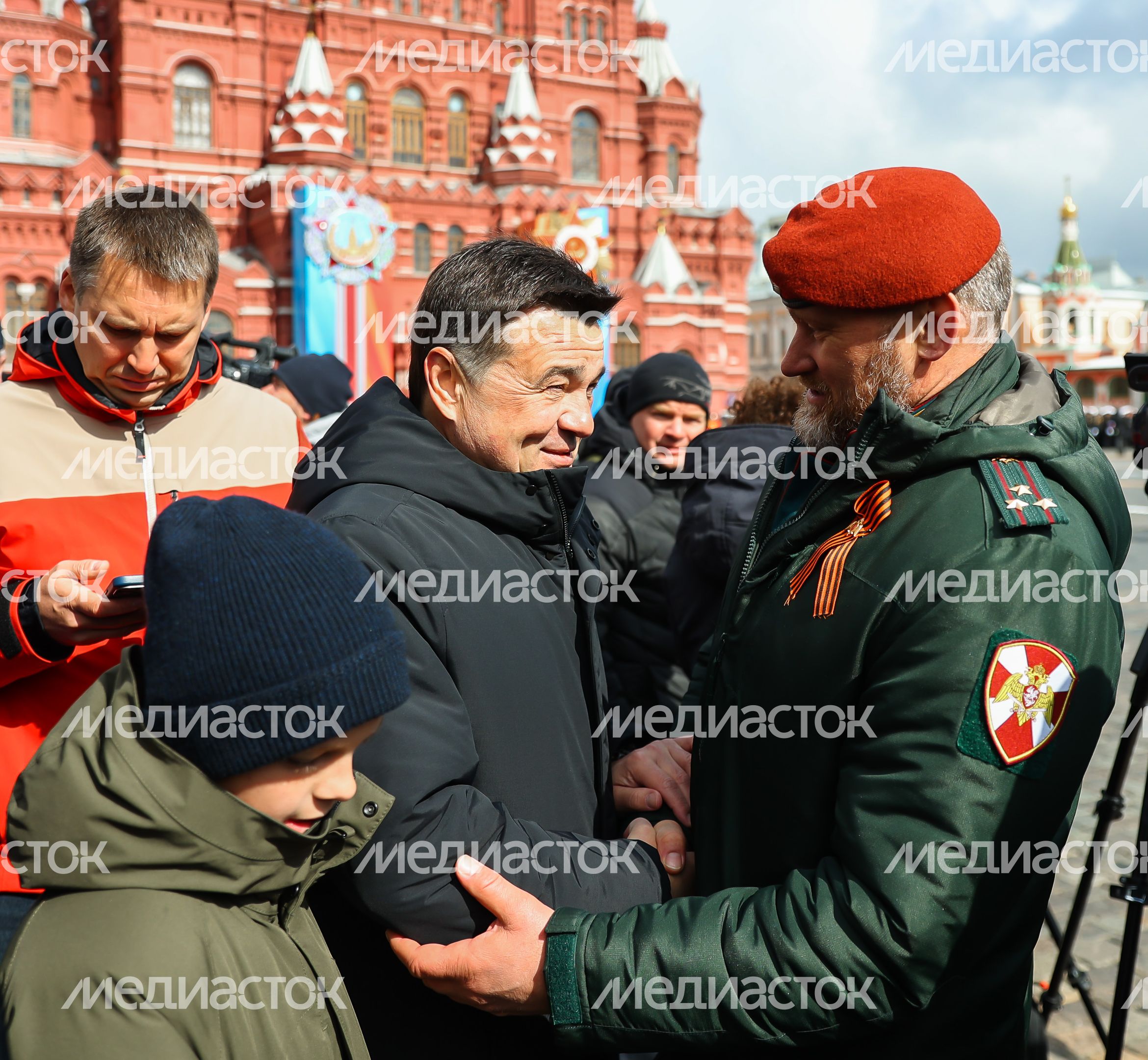 Андрей Воробьев вместе со своими детьми и семьей Героя России посетил Парад Победы