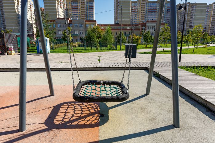 Качели во Владимирском парке в Балашихе летом