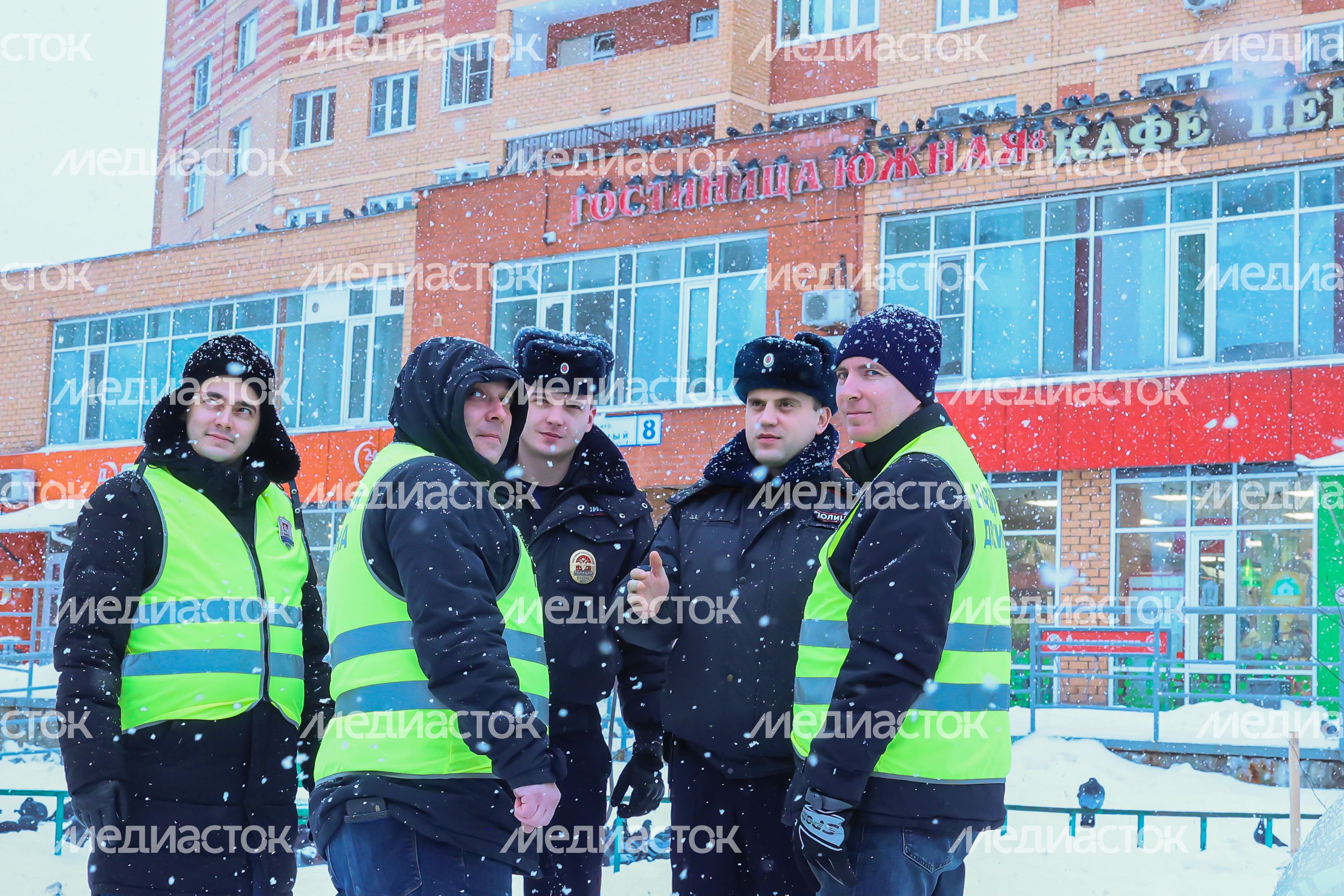 Народные дружинники присоединяются к полицейским для обхода территории Народные дружинники присоединяются к полицейским для обхода территории