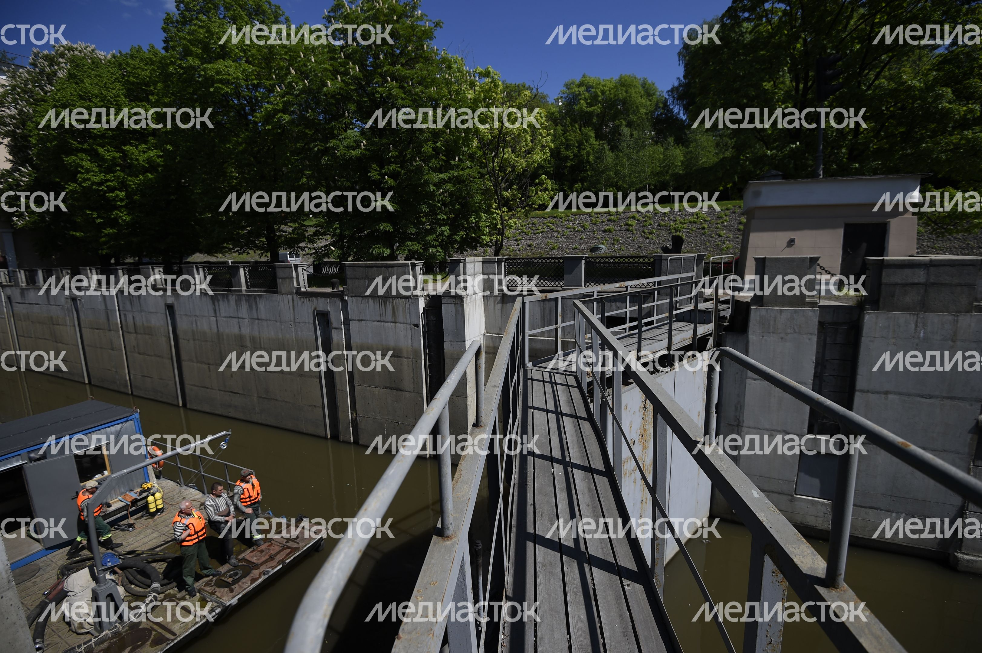 «Мосводосток» проверил гидроузел на реке Яуза в Москве