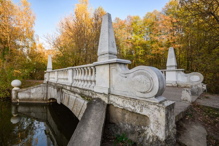 Мраморный мост в поселке Кратово Раменского округа