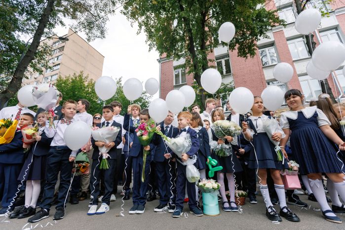 Первоклассники 1 сентября на линейке в школе