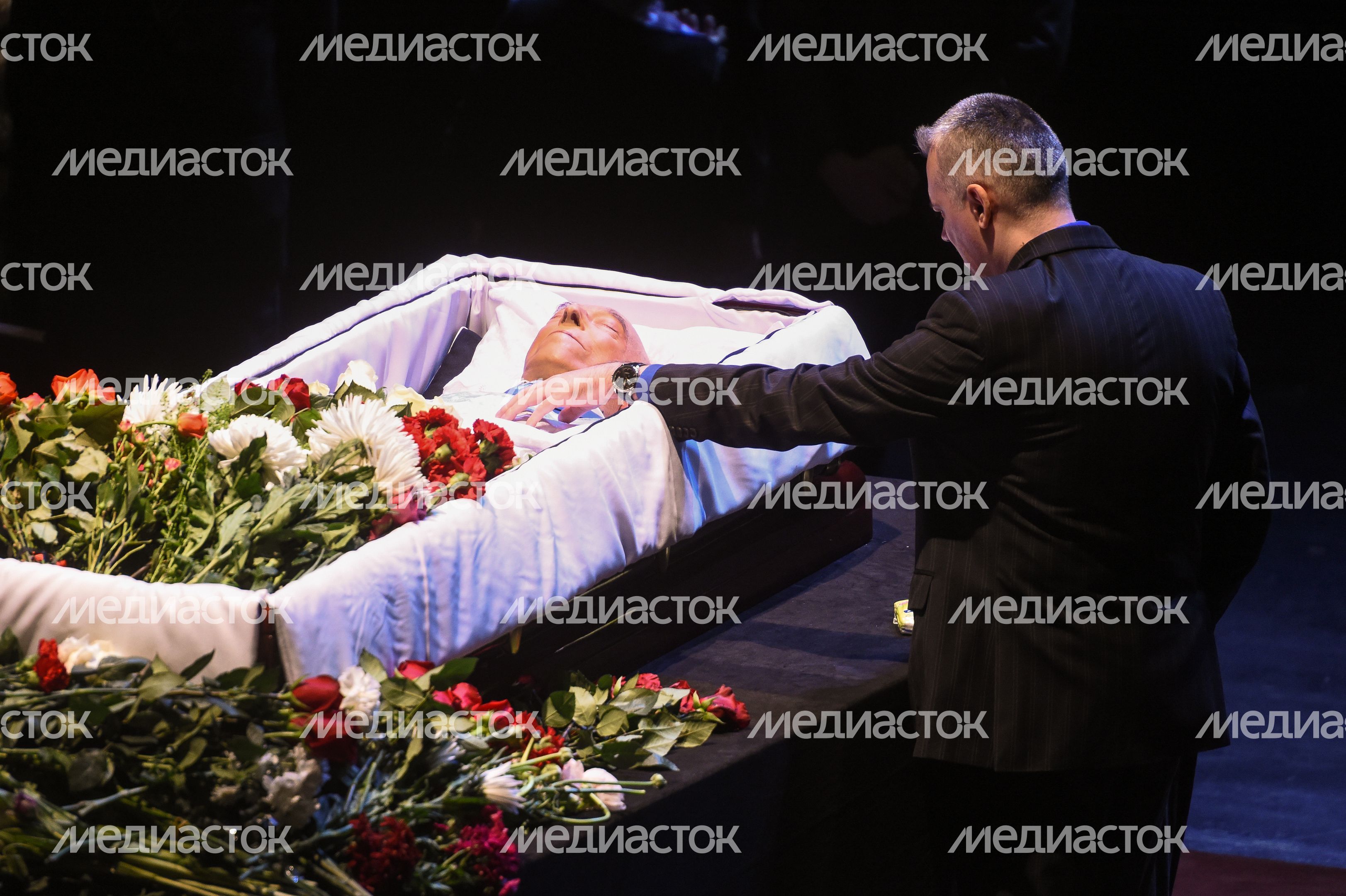 Церемония прощания с Владимиром Этушем в Москве