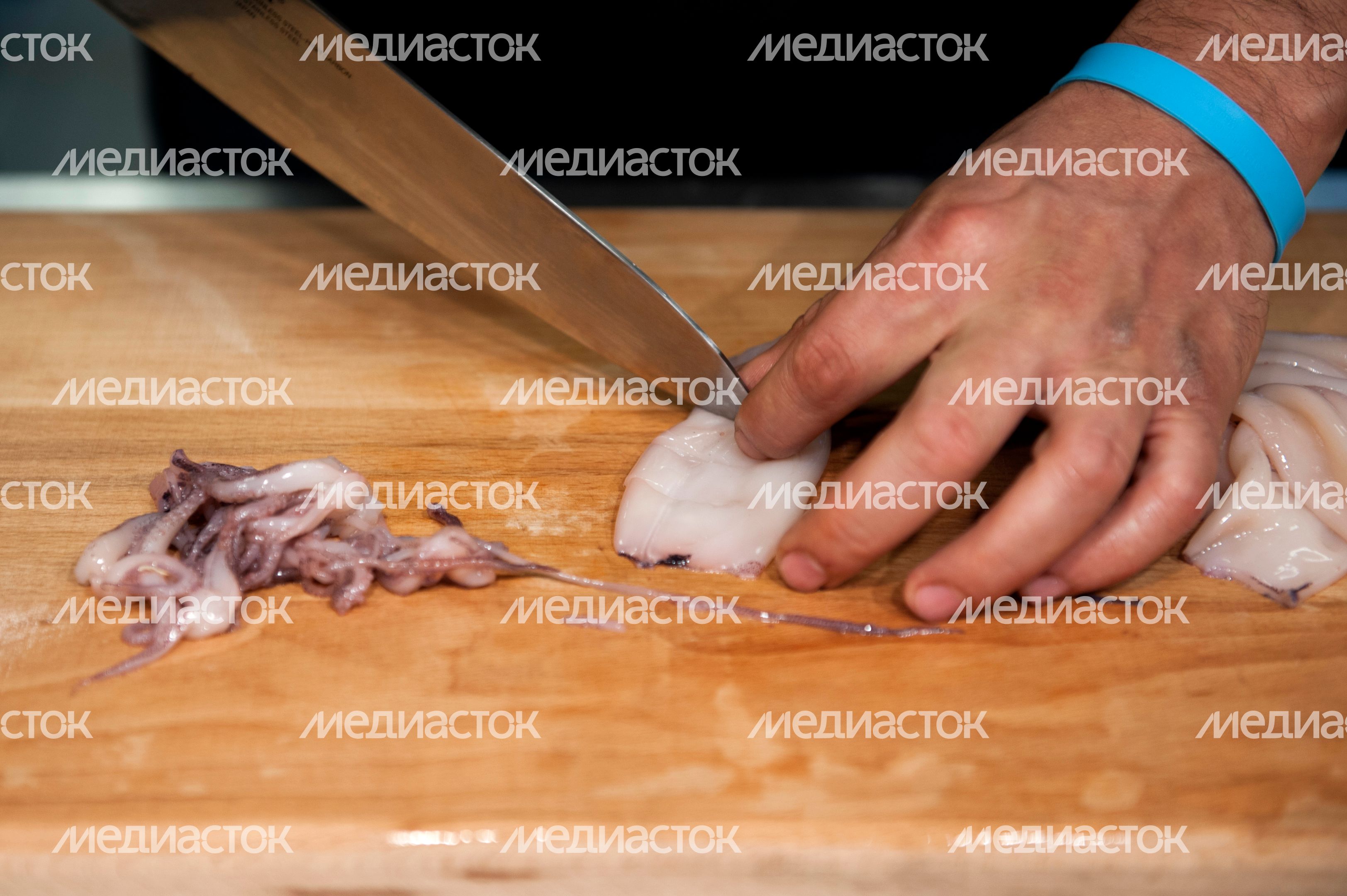 Приготовление салата с кальмарами и овощами на гриле