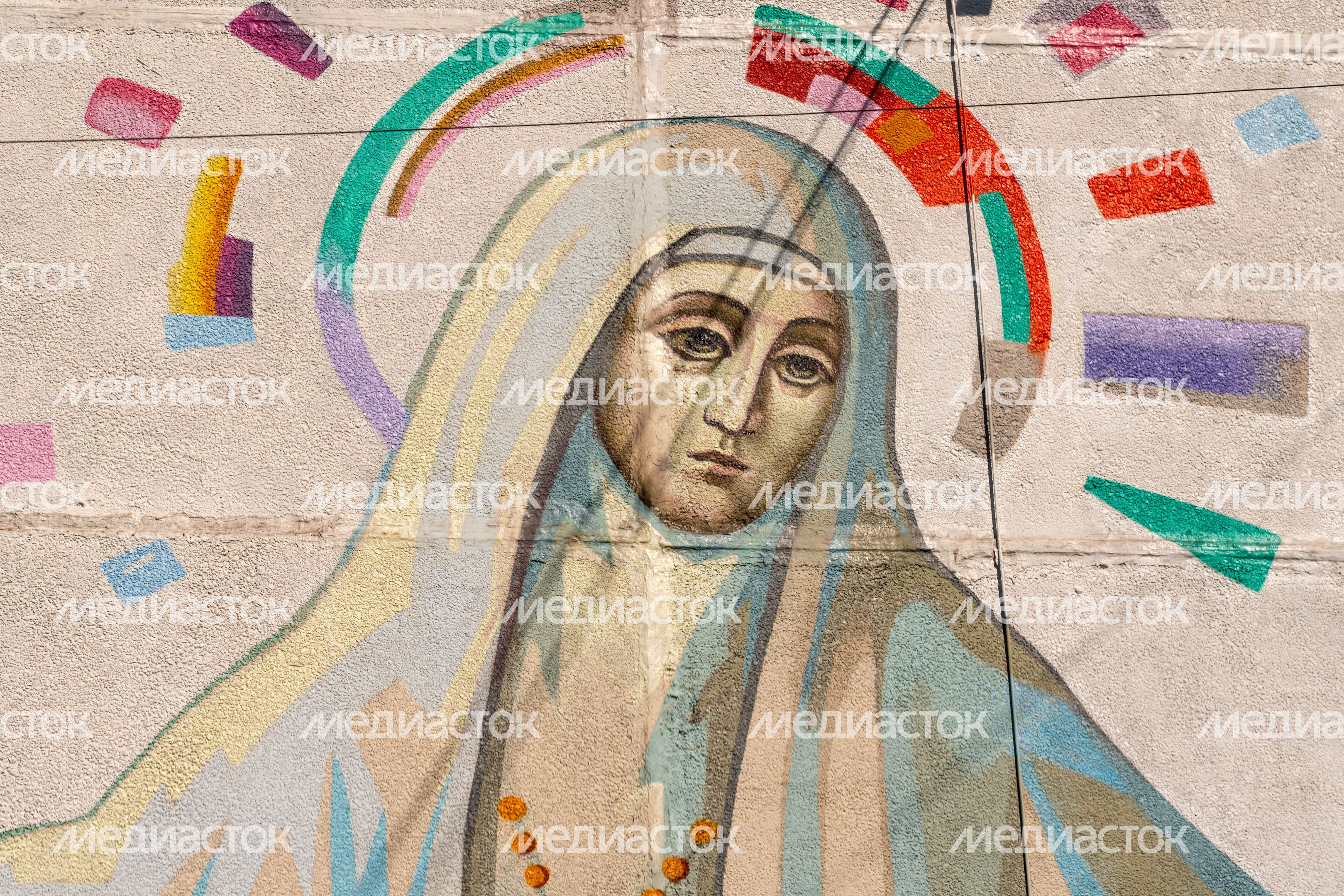 Мурал «Святая княгиня Елисавета — приятельница сирот» на фасаде дома на улице Победы в Лобне