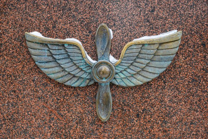 Бюст дважды Героя Советского Союза В.А. Зайцева в сквере его имени в Коломне