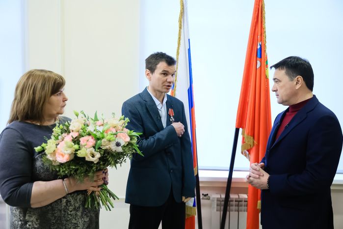 Вручение Губернатором Ордена Мужества добровольцу из Подольска