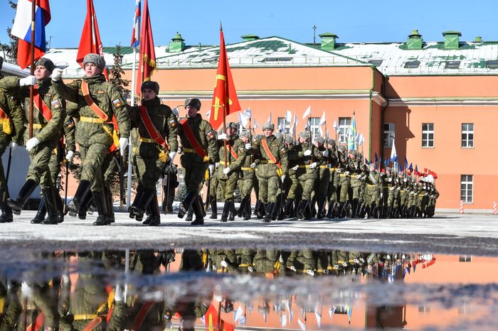 Подготовка военнослужащих отдельного комендантского Преображенского полка к военному параду на Красной площади