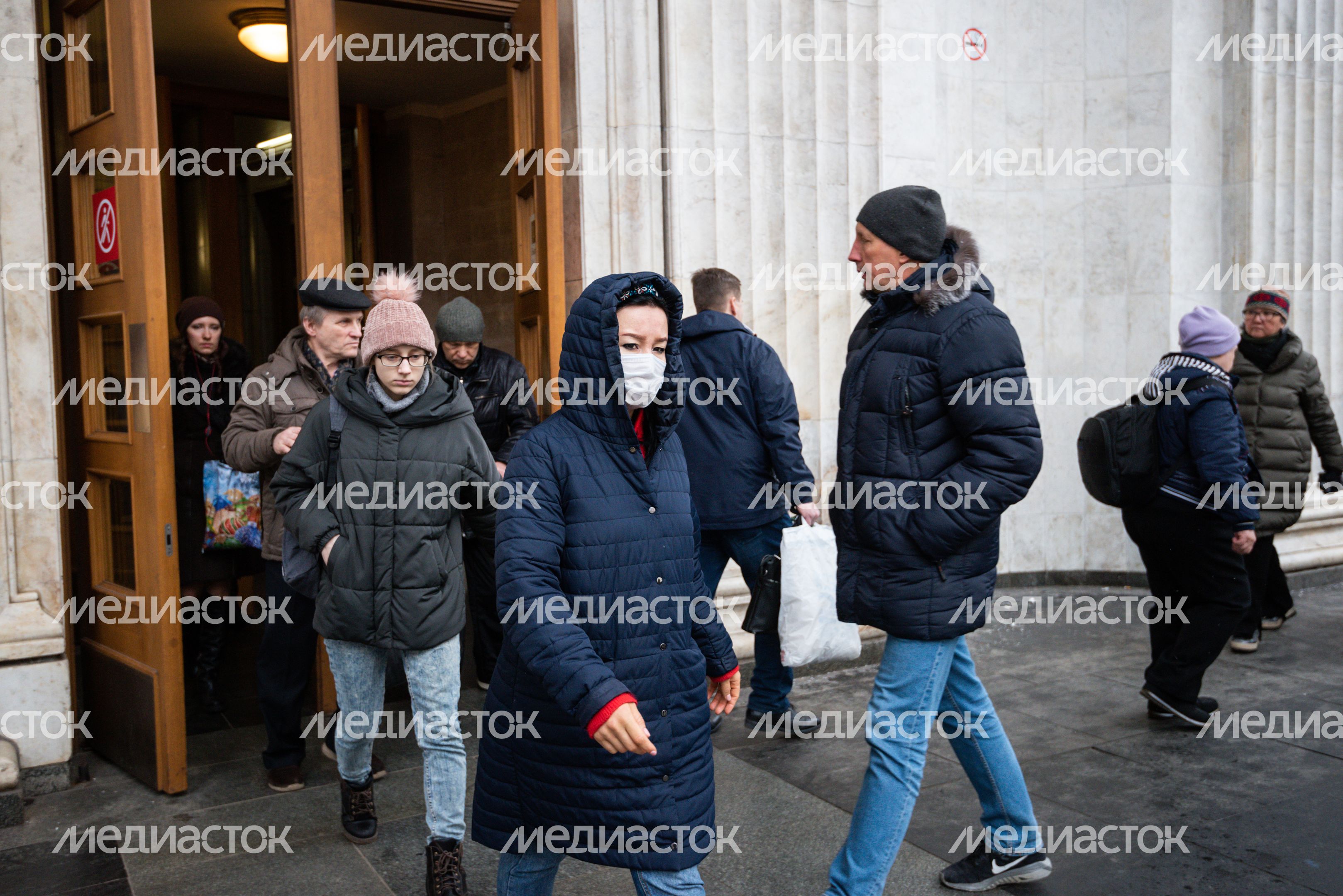 Люди в масках в период эпидемии коронавируса
