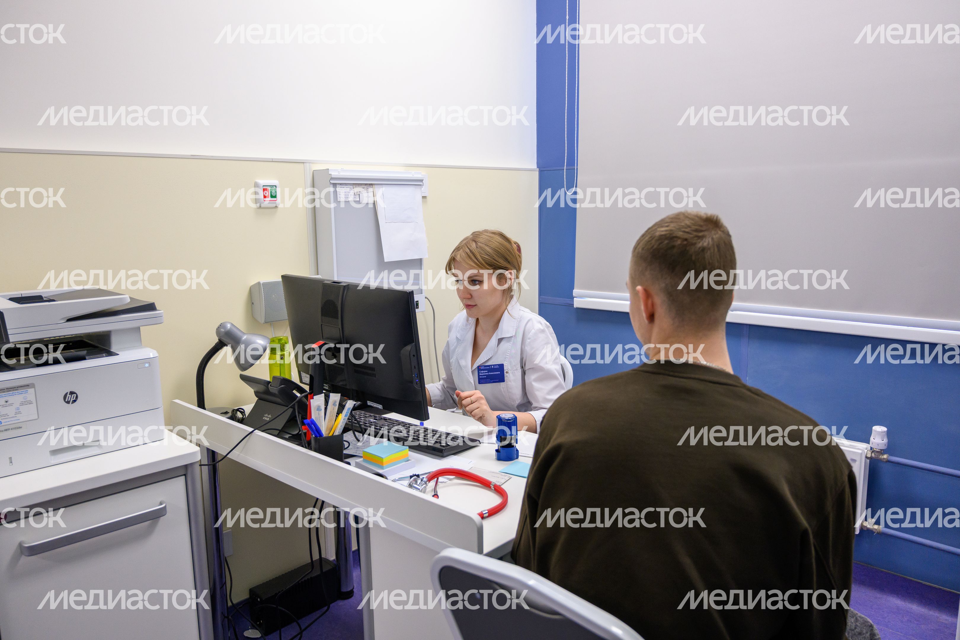 Пациент на приеме у врача в поликлинике поселка Октябрьский округа Люберцы Пациент на приеме у врача в поликлинике поселка Октябрьский округа Люберцы