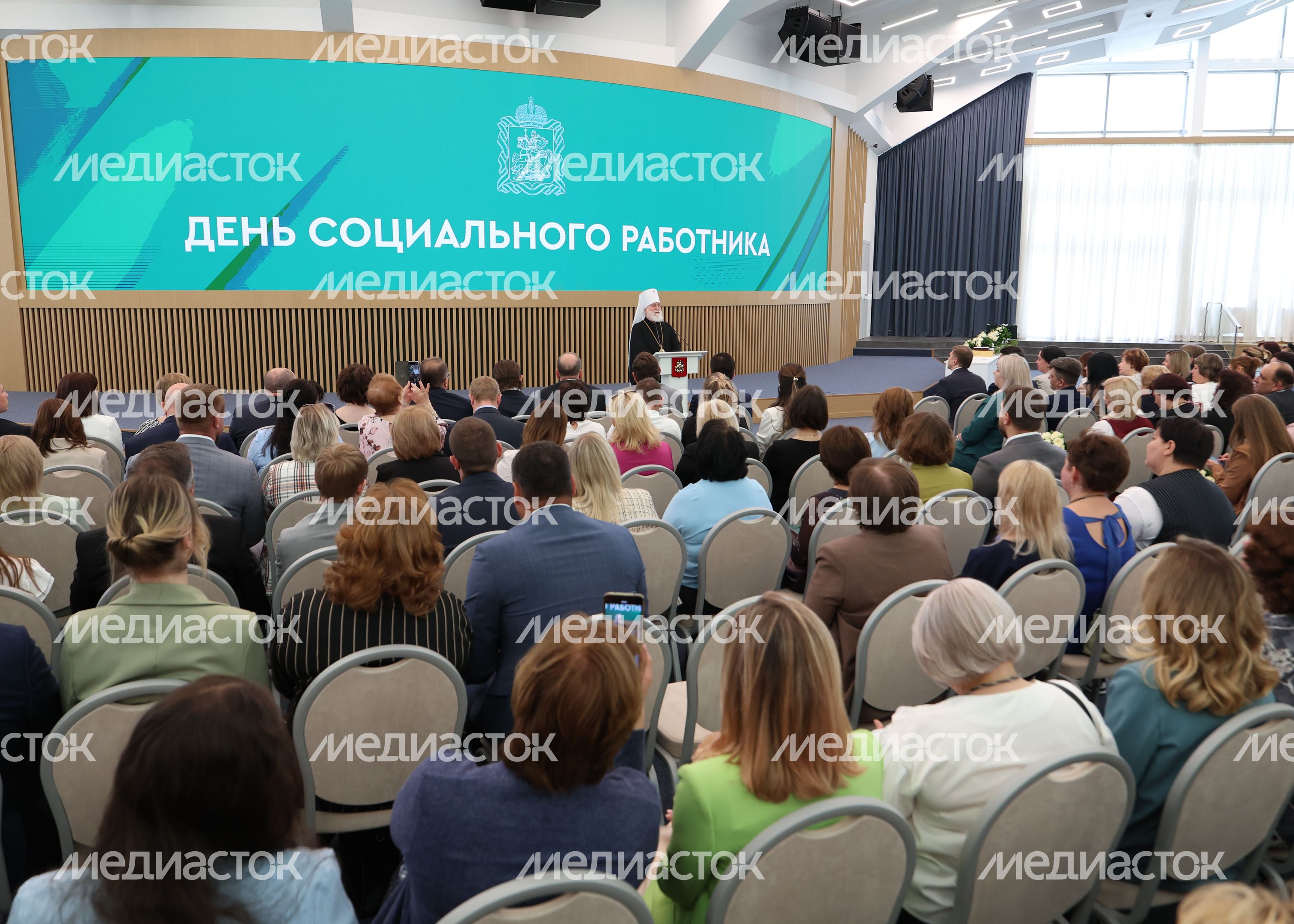 Подмосковных соцработников поздравили с их профессиональным праздником Подмосковных соцработников поздравили с их профессиональным праздником