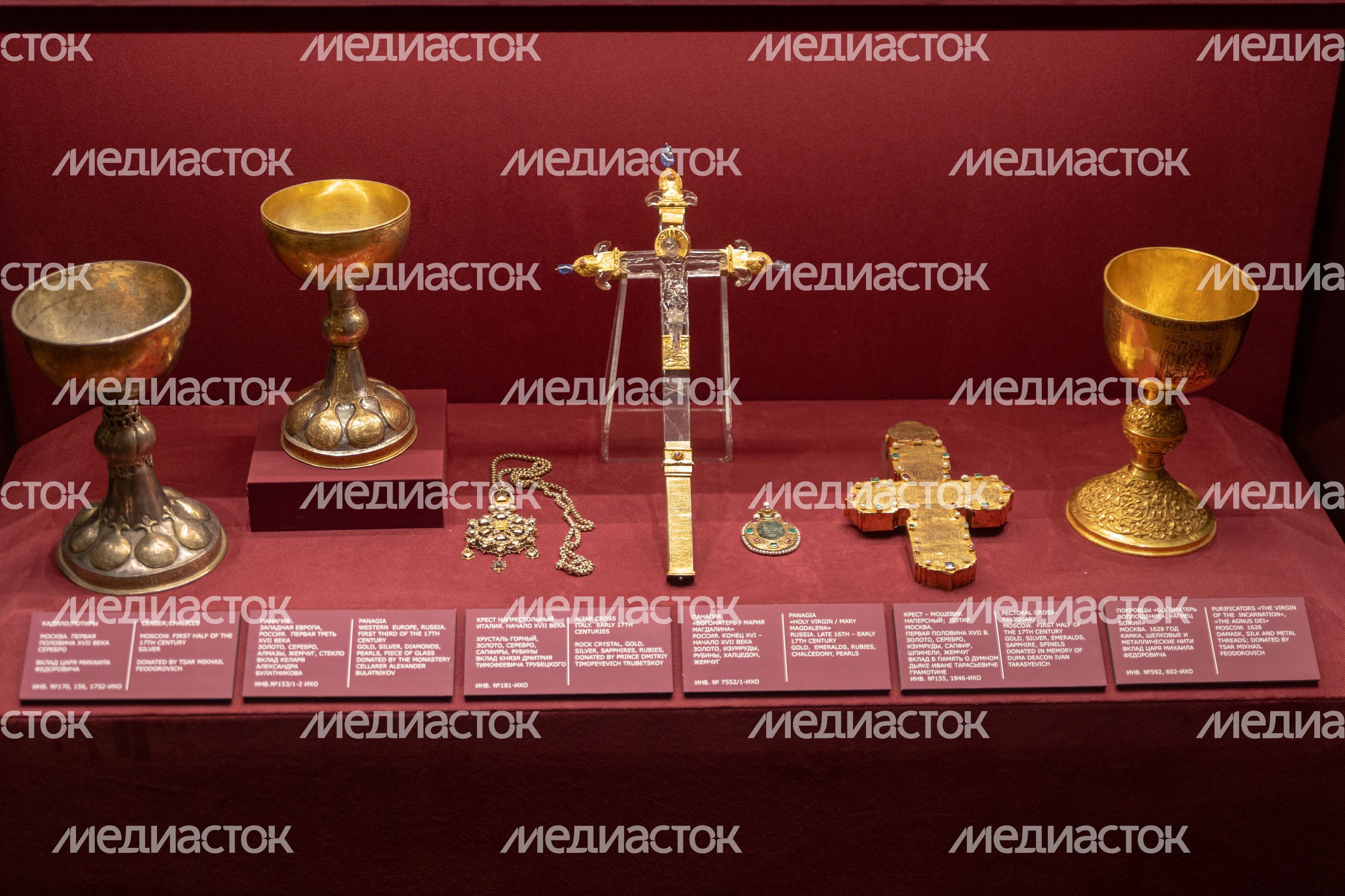 Ризница. Экспозиция Реликвия и сокровища Троице-Сергиева монастыря XI-XVII веков Ризница. Экспозиция Реликвия и сокровища Троице-Сергиева монастыря XI-XVII веков