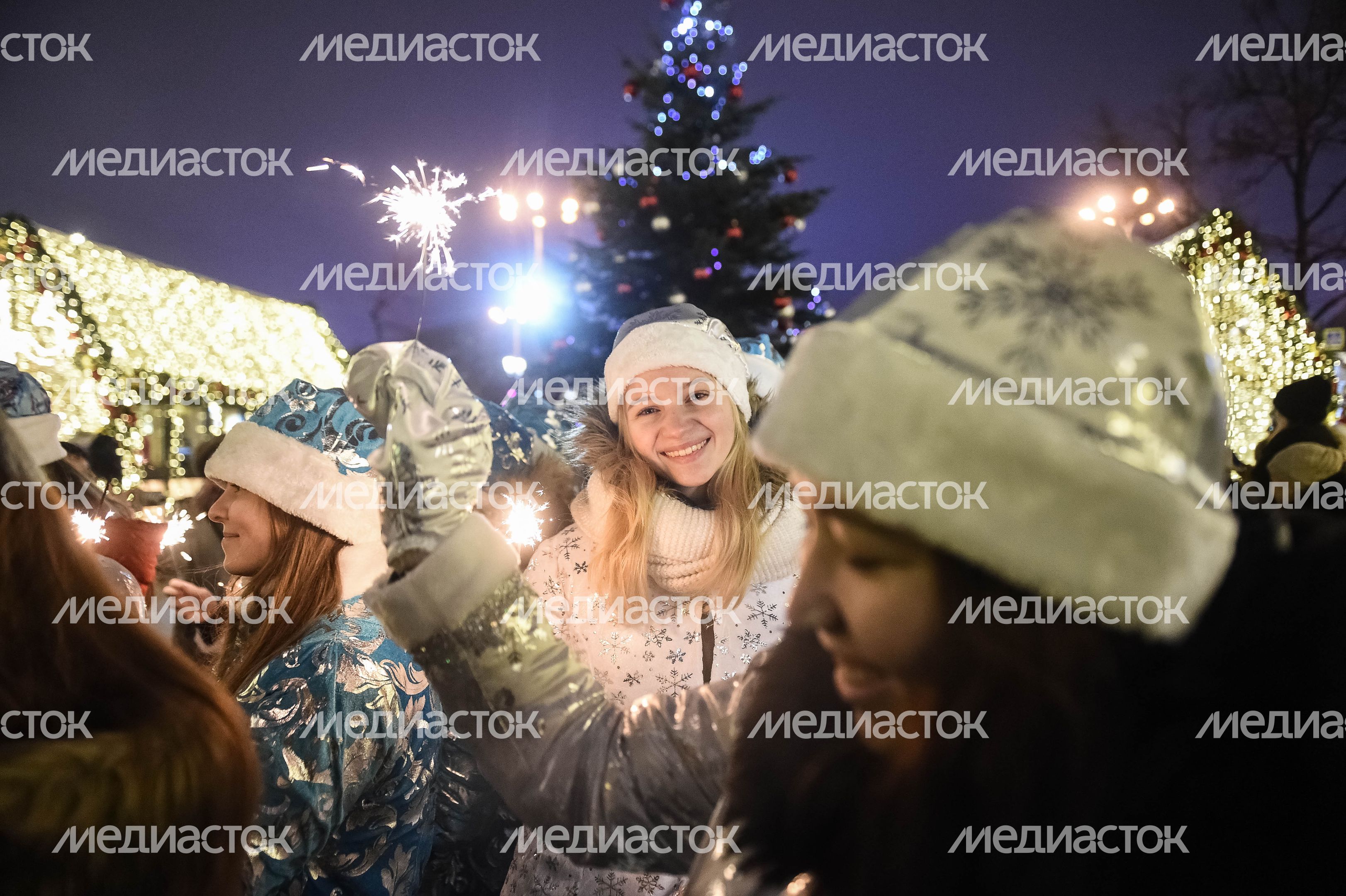 Парад Снегурочек в Москве
