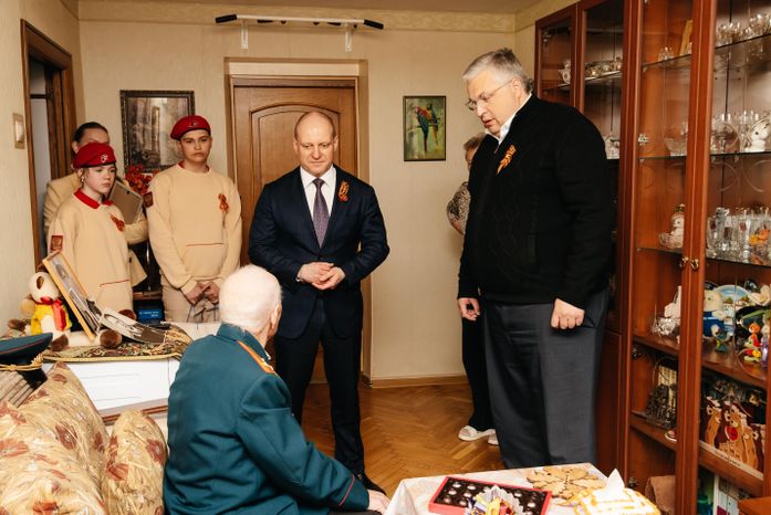 Кирилл Григорьев традиционно навестил ветерана Алексея Галютина в канун Дня Победы