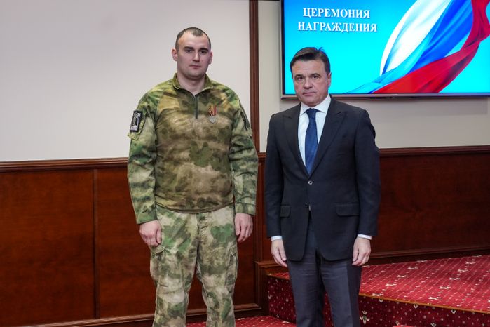 Андрей Воробьев вручил добровольцам отряда БАРС медали «За храбрость» II степени