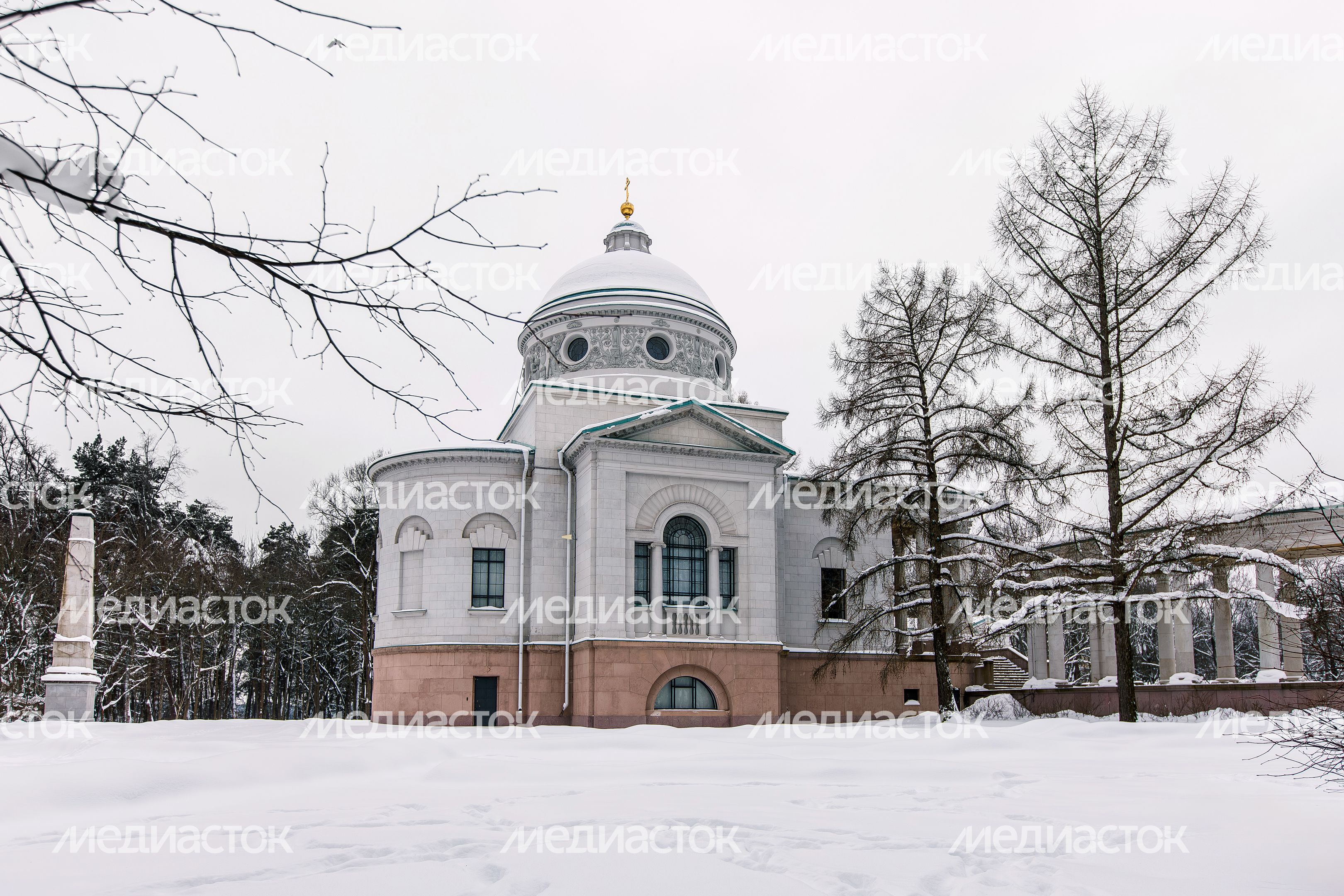 Храм Архангела Михаила у колоннады в музее-заповеднике «Архангельское» округа Красногорск Храм Архангела Михаила у колоннады в музее-заповеднике «Архангельское» округа Красногорск