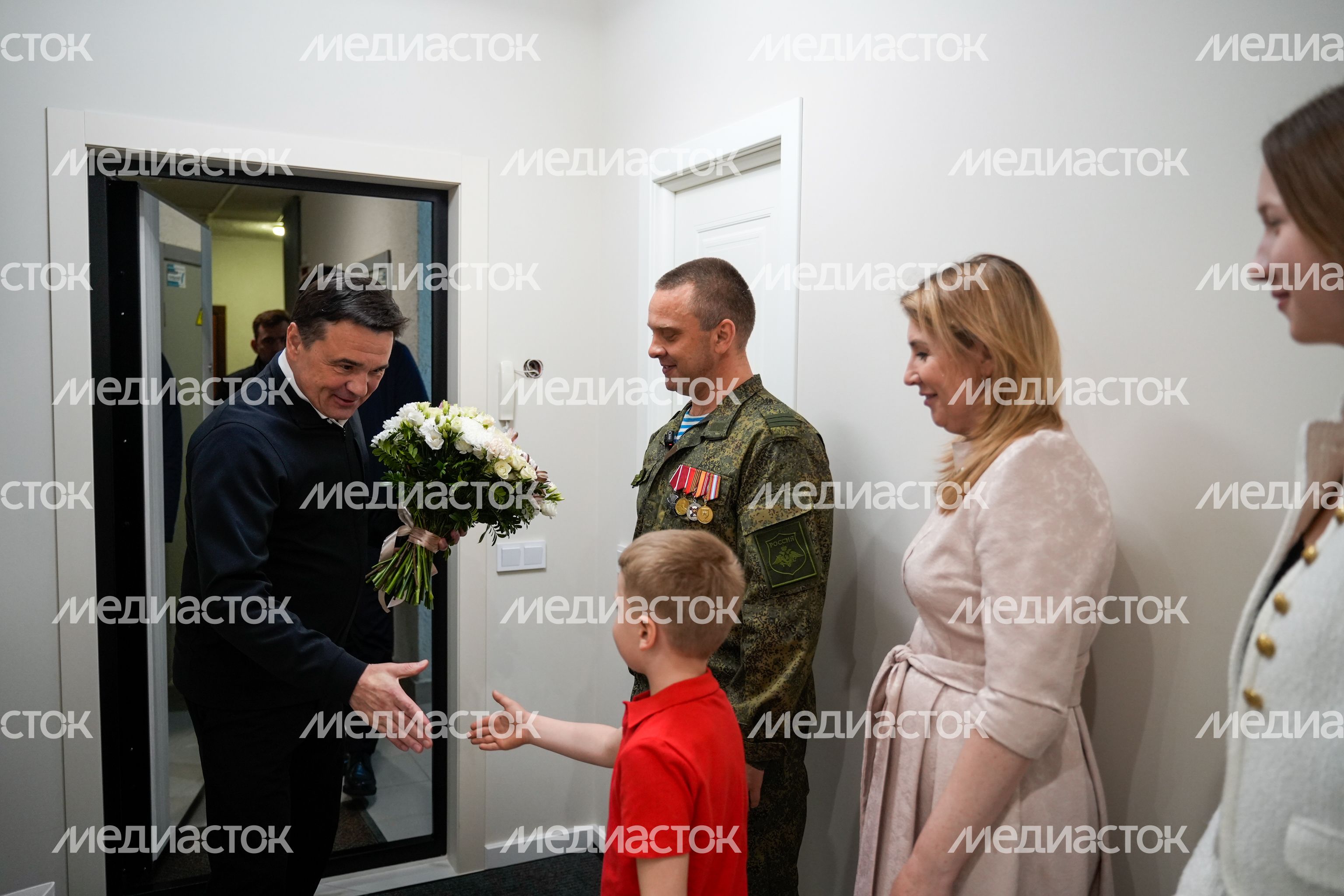Андрей Воробьев накануне Пасхи навестил в Электрогорске героя СВО и его семью Андрей Воробьев накануне Пасхи навестил в Электрогорске героя СВО и его семью