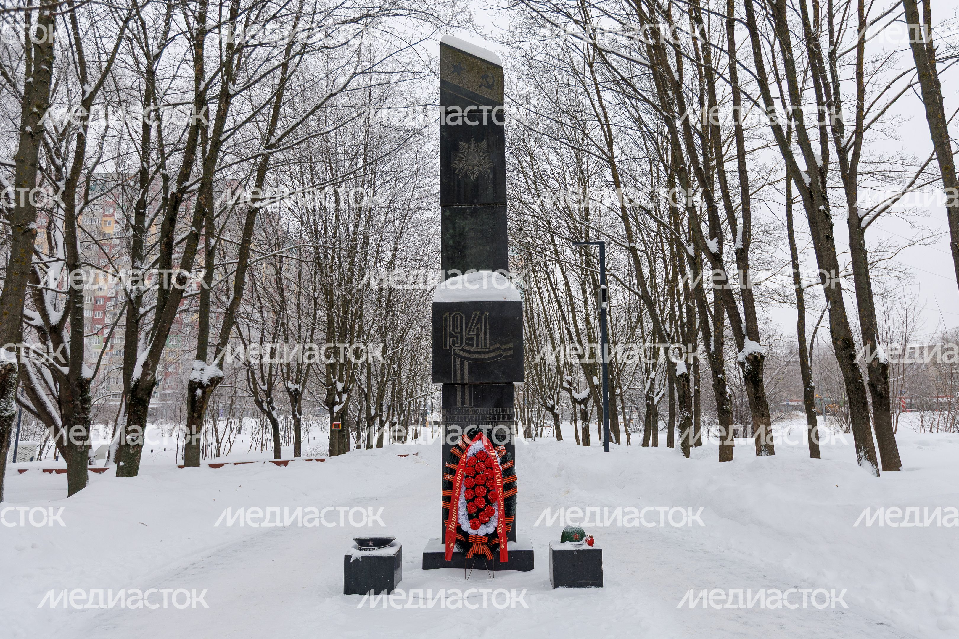 Памятник морякам-тихоокеанцам и красноармейцам-сибирякам, стоявшим насмерть на рубеже Лобни, в сквере Защитников Москвы Памятник морякам-тихоокеанцам и красноармейцам-сибирякам, стоявшим насмерть на рубеже Лобни, в сквере Защитников Москвы