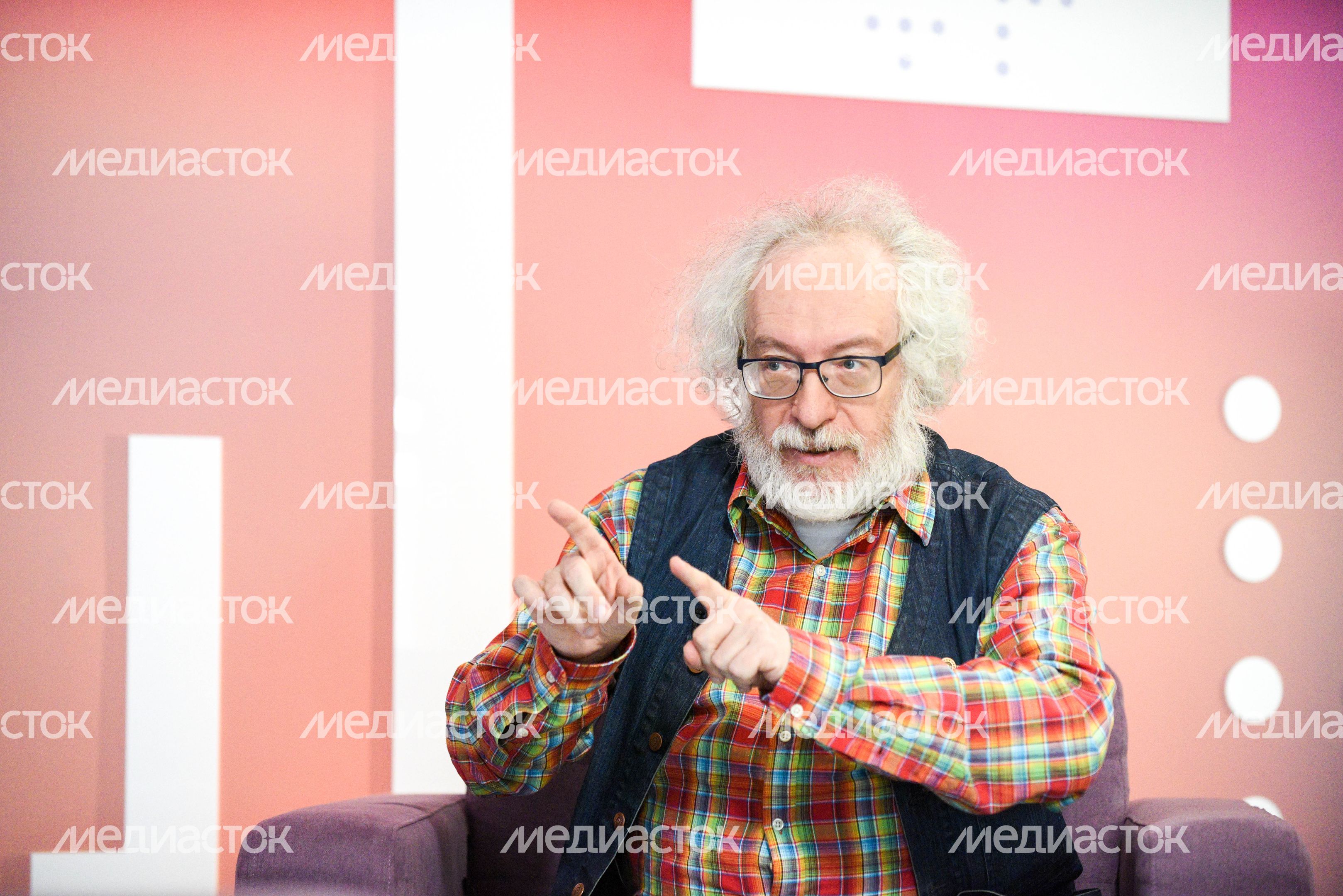Интервью с журналистами перед церемонией вручения премии «Медиана».
