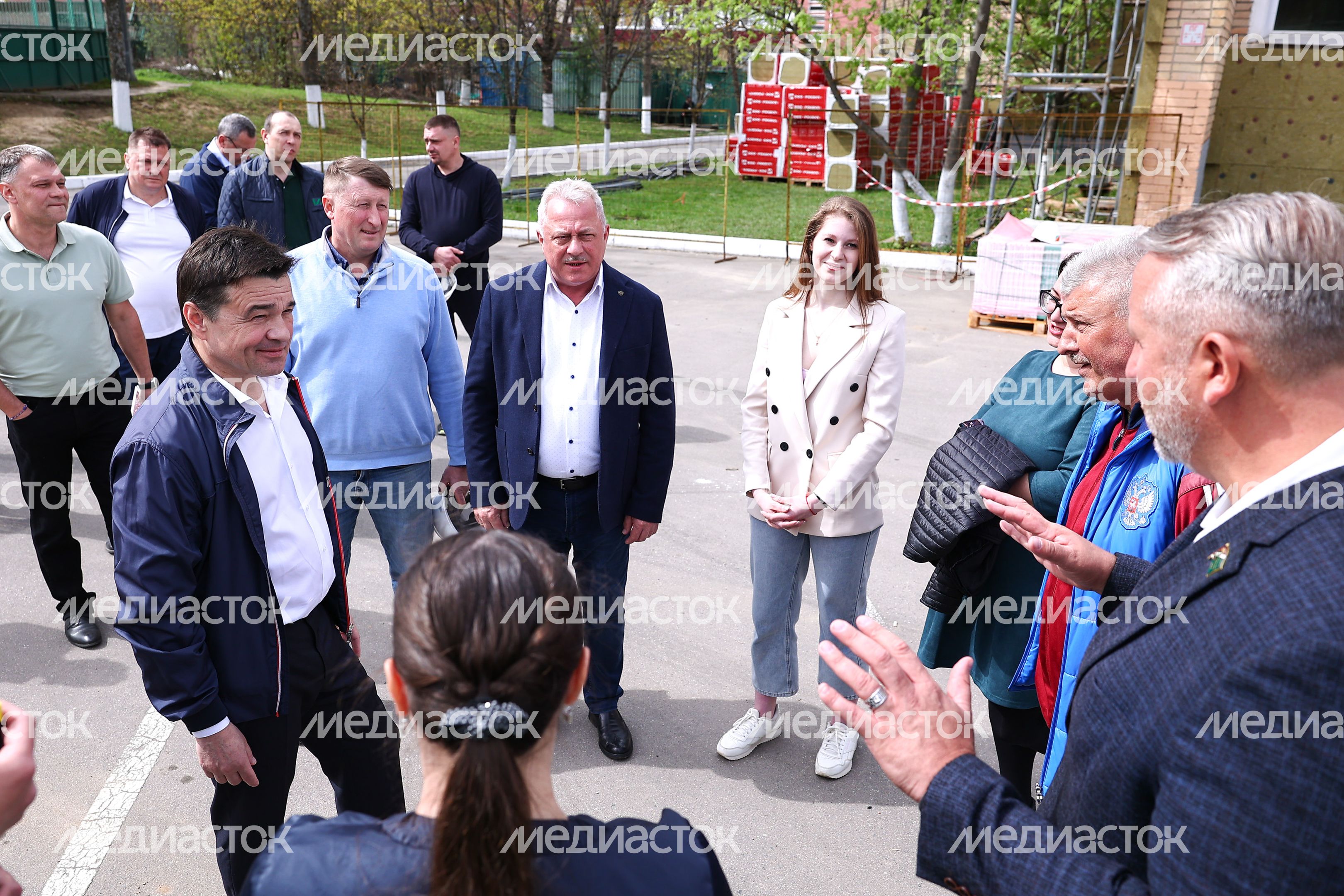 Андрей Воробьев проверил ход ремонта бассейна в поселке Селятино