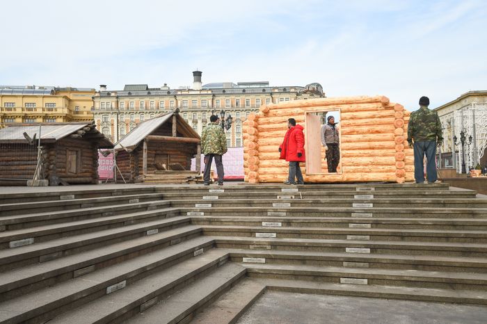 Монтаж инсталляций для фестиваля «Московская Масленица» на Манежной площади