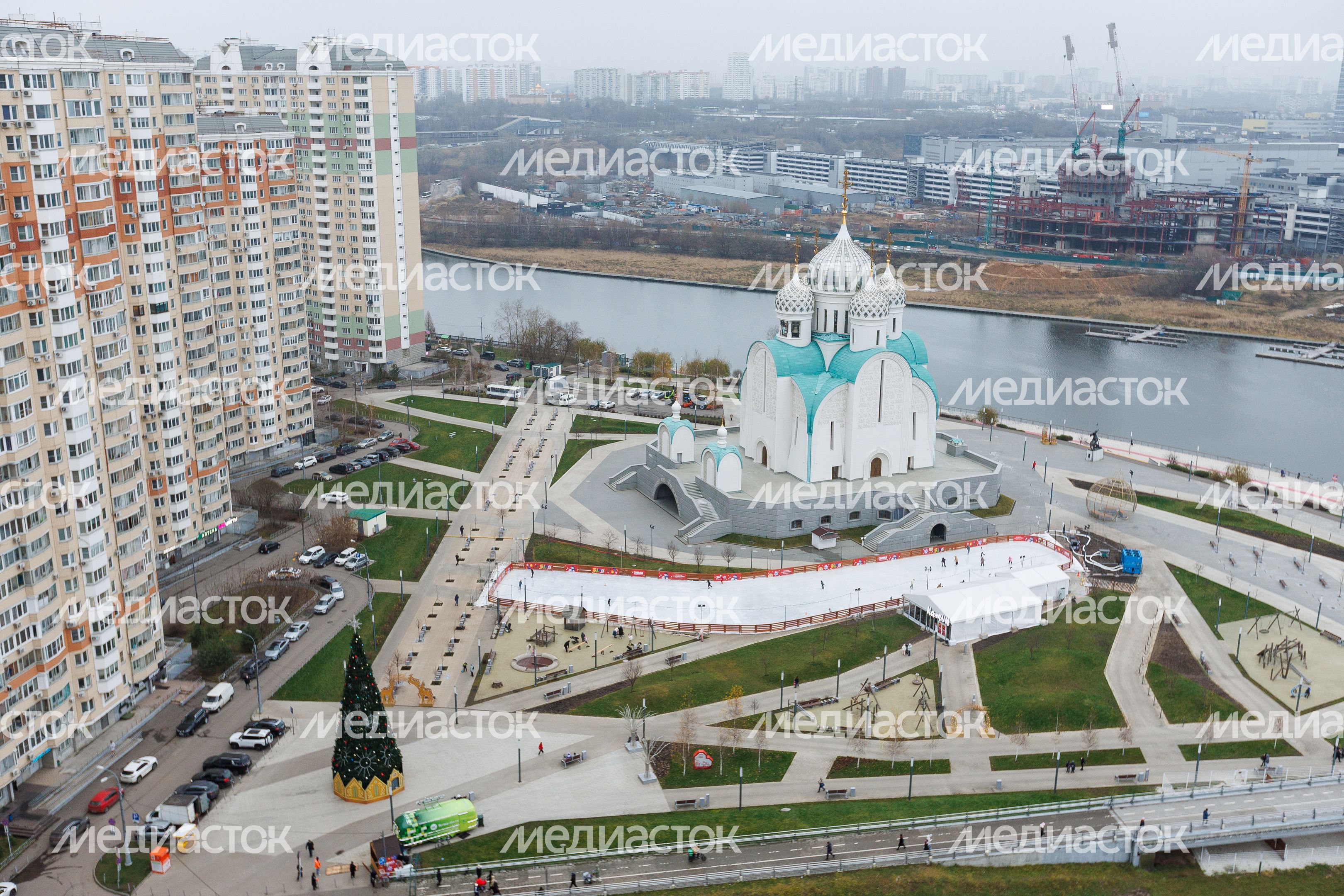 Каток под открытым небом в Павшинской пойме у Никольского собора Красногорска Каток под открытым небом в Павшинской пойме у Никольского собора Красногорска
