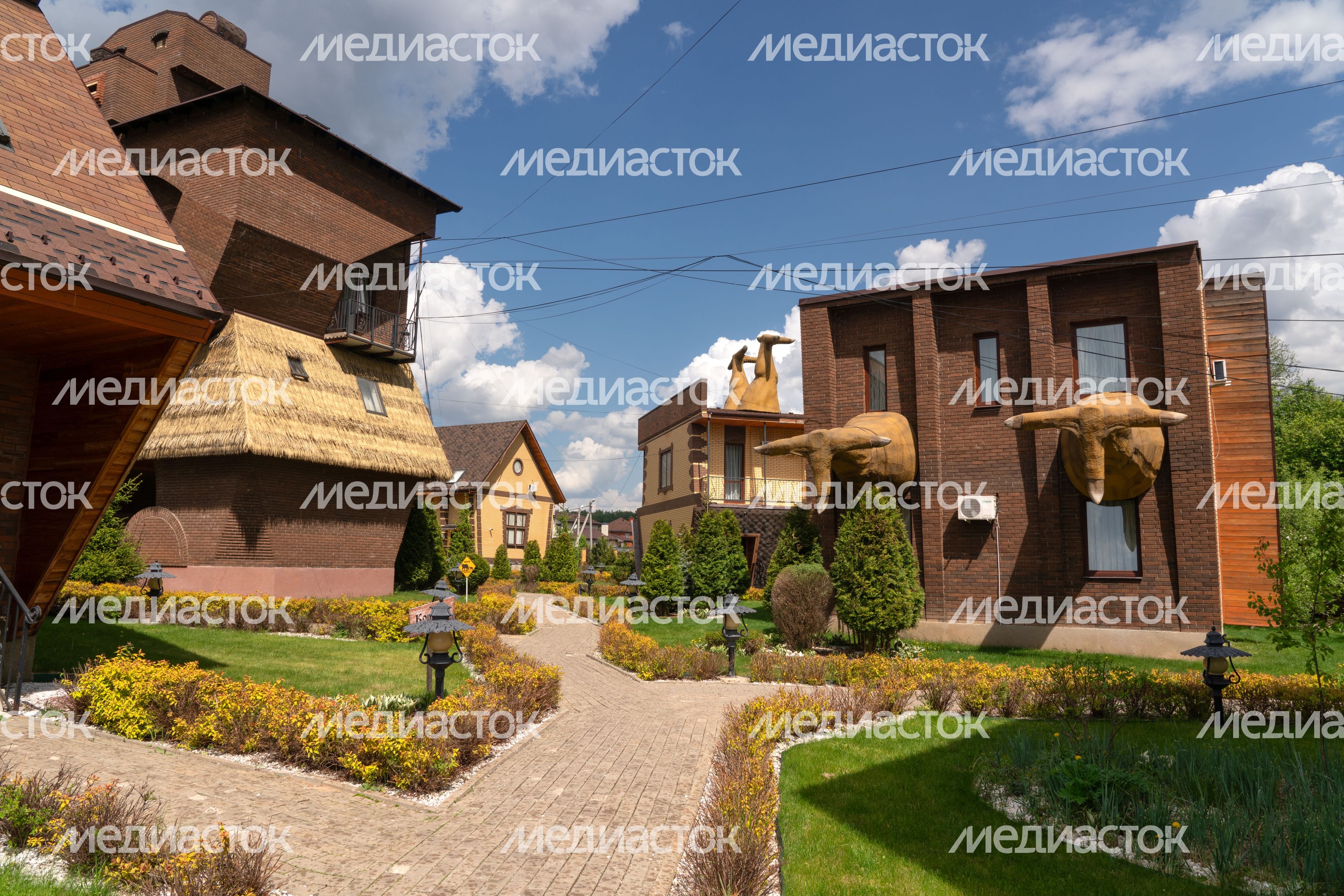 Отдых в домиках-перевертышах в загородном клубе «Лачи» Отдых в домиках-перевертышах в загородном клубе «Лачи»