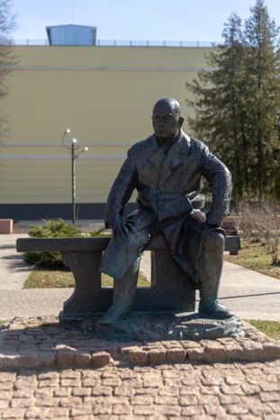 Дубна. Памятник Мещерякову
