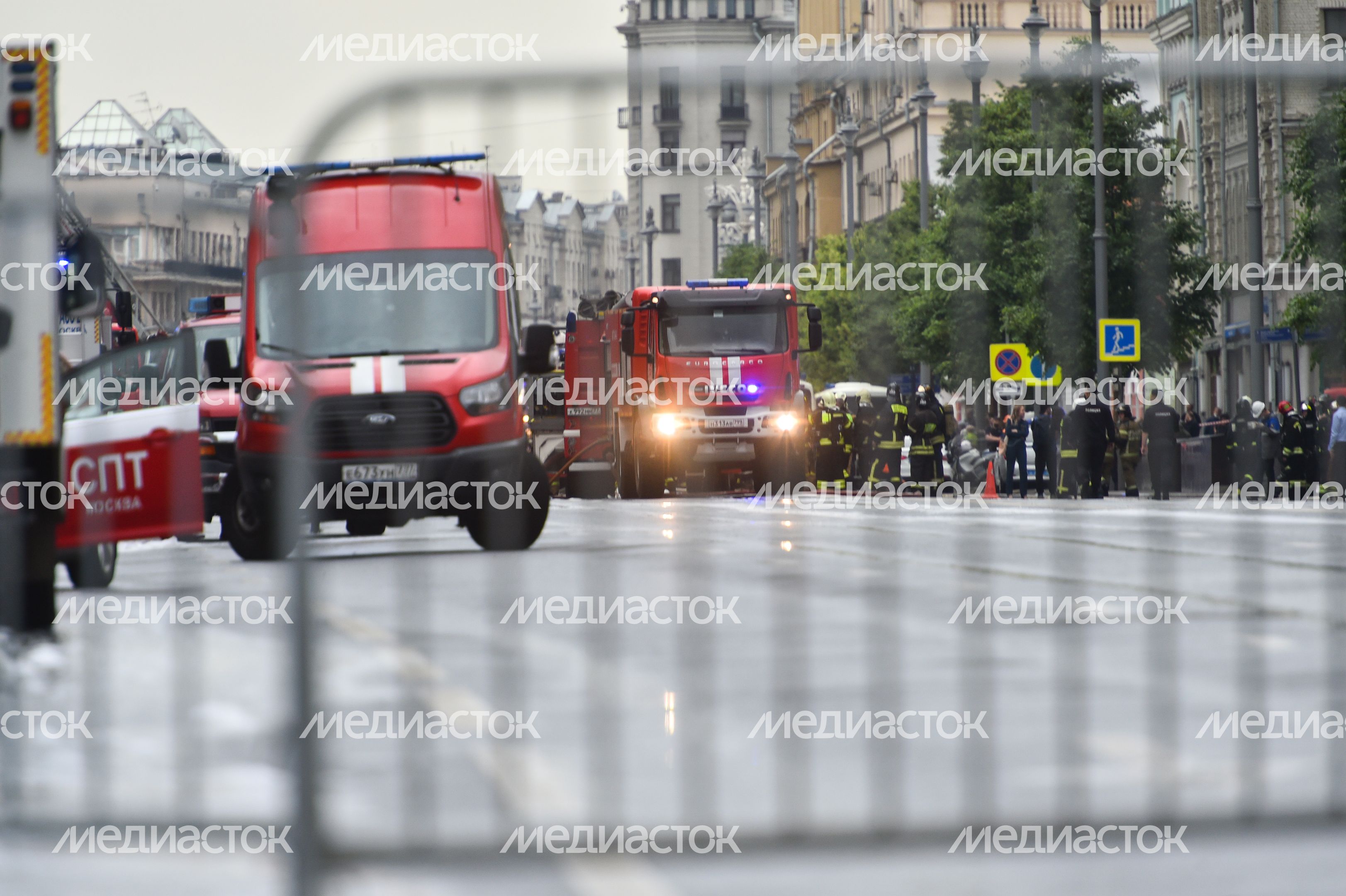 Пожар в реставрируемом здании на Тверской улице в Москве