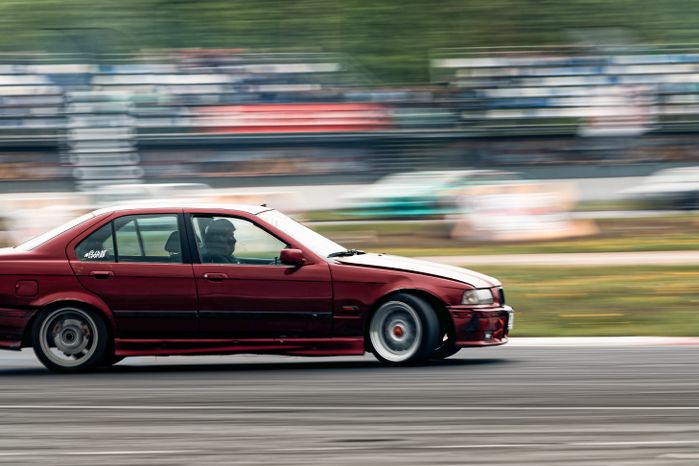 Гонка автомобилей на дрифт-фестивале скорости и драйва Drift Expo Track Mode 2025