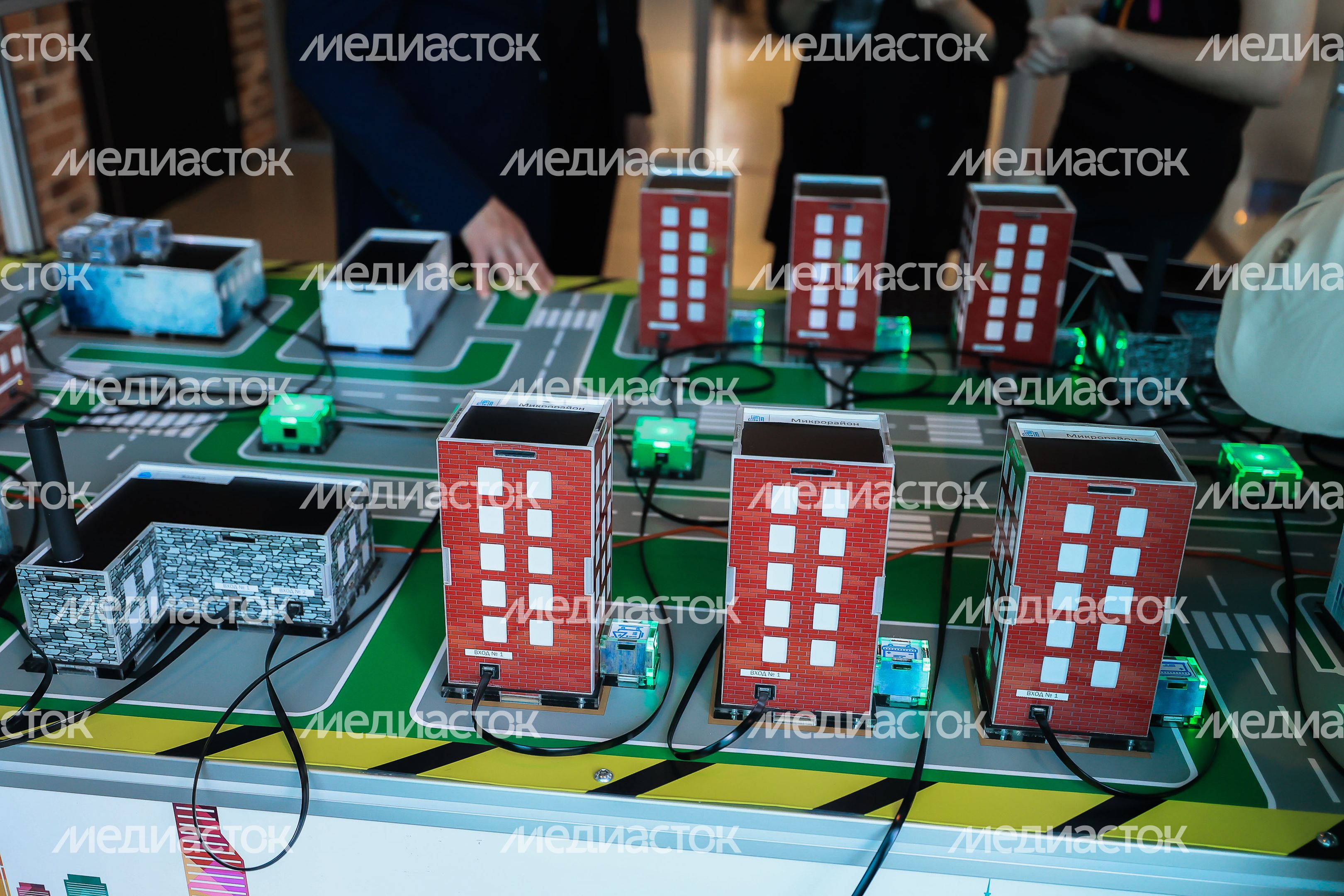 Представление учащимися «Изобретариума» своих разработок Губернатору Подмосковья
