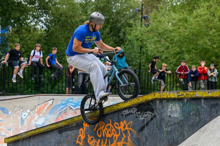 Соревнования в дисциплине велосипедный мотокросс (BMX) на фестивале уличной культуры в парке Мира города Мытищи