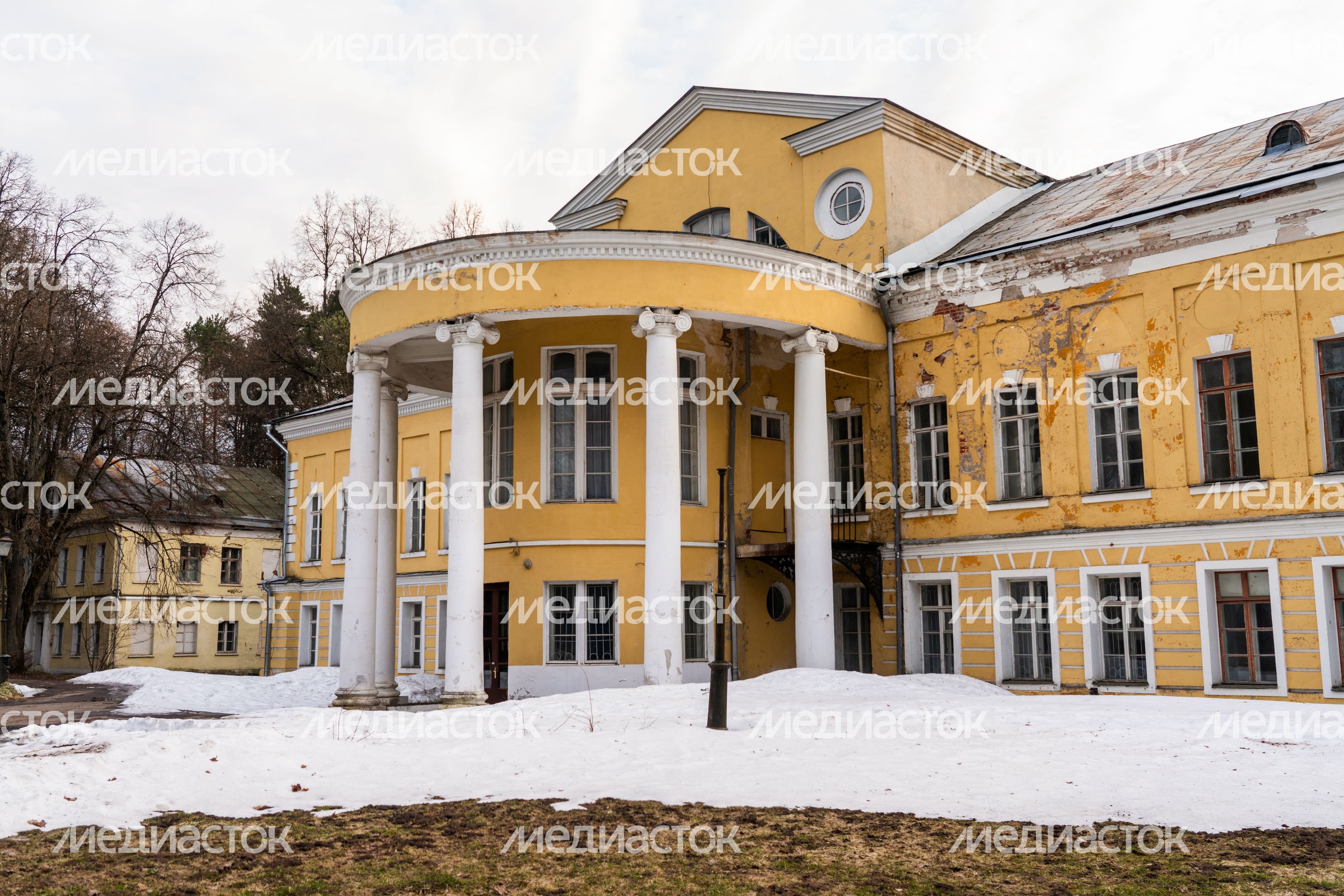 Главный дом усадьбы Суханово Ленинского округа весной